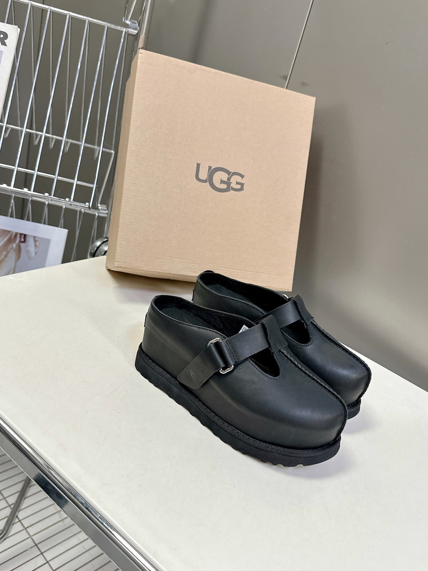  UGG春夏最新松糕厚底拖鞋
      一款不会撞衫的鞋子、简约的隔板设计鞋面高丝光磨砂皮 春夏必备款