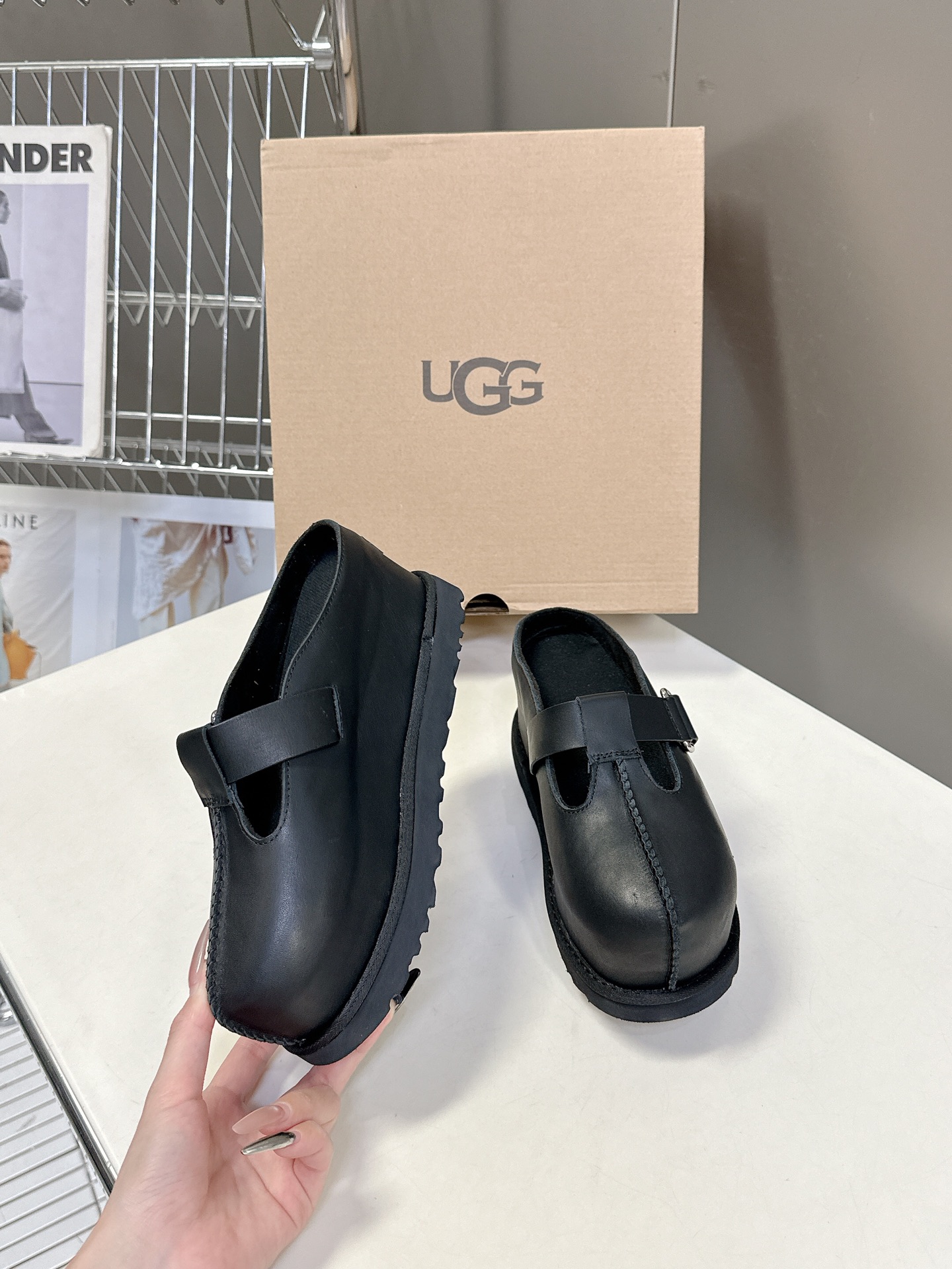  UGG春夏最新松糕厚底拖鞋
      一款不会撞衫的鞋子、简约的隔板设计鞋面高丝光磨砂皮 春夏必备款