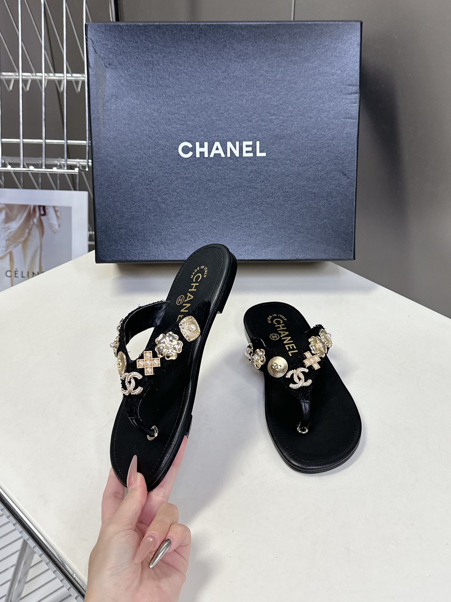  CHANEL香奈儿走秀款拖鞋 完全原版一比一复刻打造 版型超级正 最新时尚的设计 火遍全网的单鞋，上脚