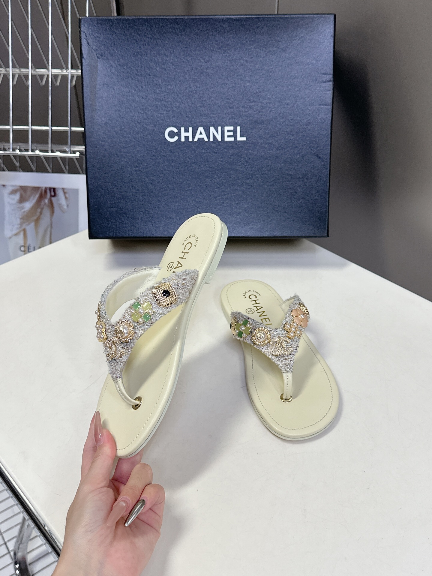  CHANEL香奈儿走秀款拖鞋 完全原版一比一复刻打造 版型超级正 最新时尚的设计 火遍全网的单鞋，上脚