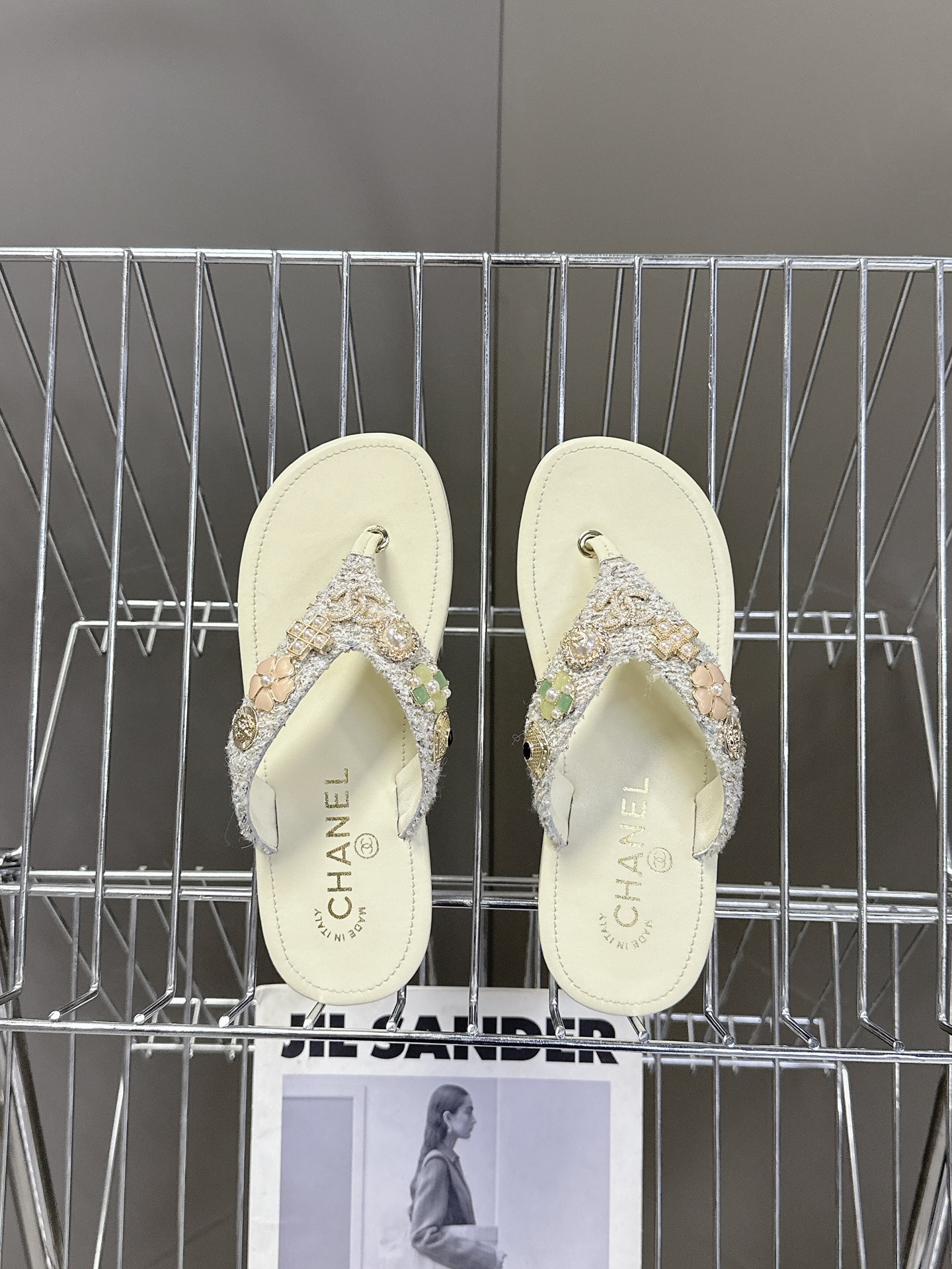  CHANEL香奈儿走秀款拖鞋 完全原版一比一复刻打造 版型超级正 最新时尚的设计 火遍全网的单鞋，上脚