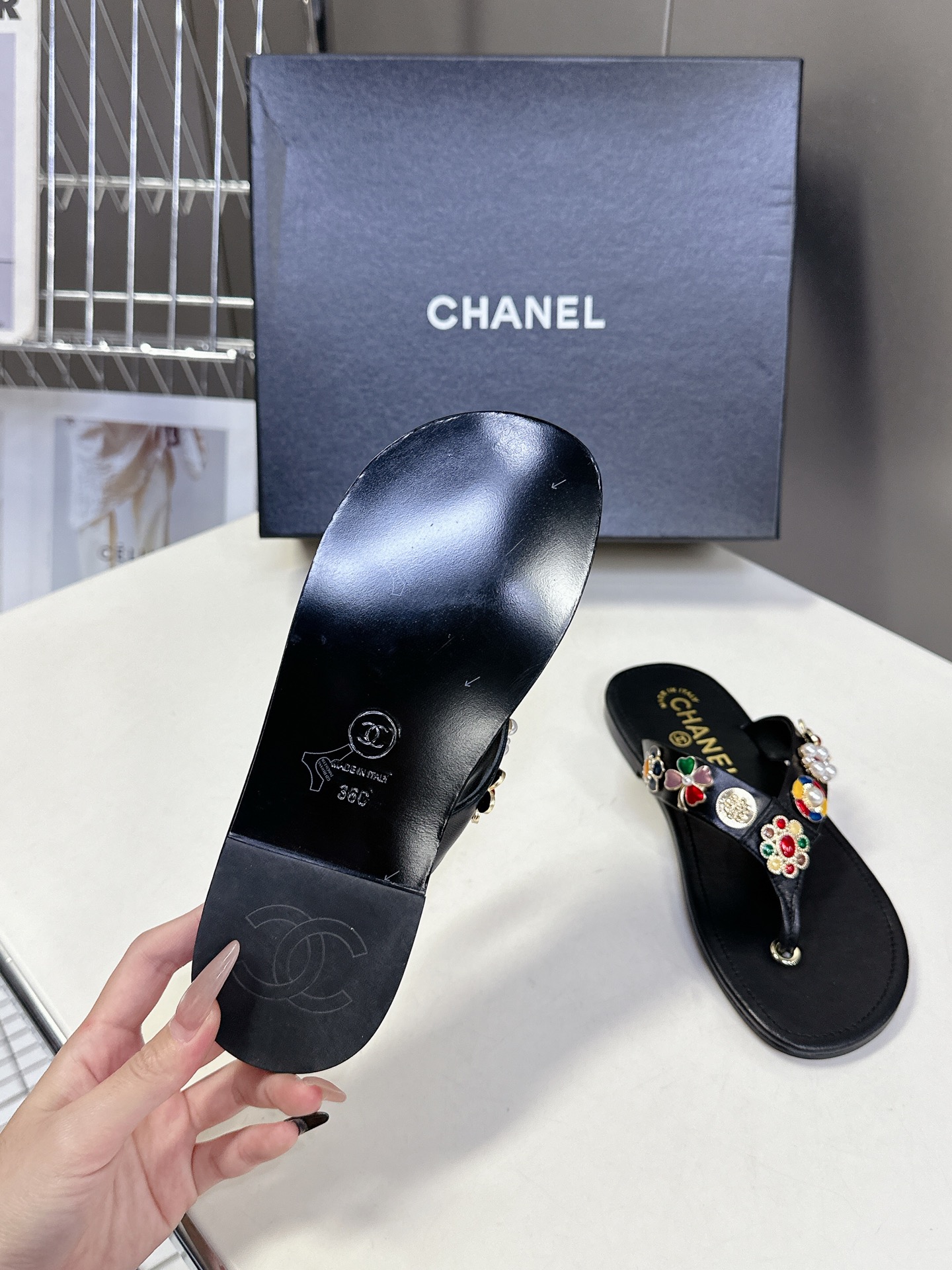  CHANEL香奈儿走秀款拖鞋 完全原版一比一复刻打造 版型超级正 最新时尚的设计 火遍全网的单鞋，上脚
