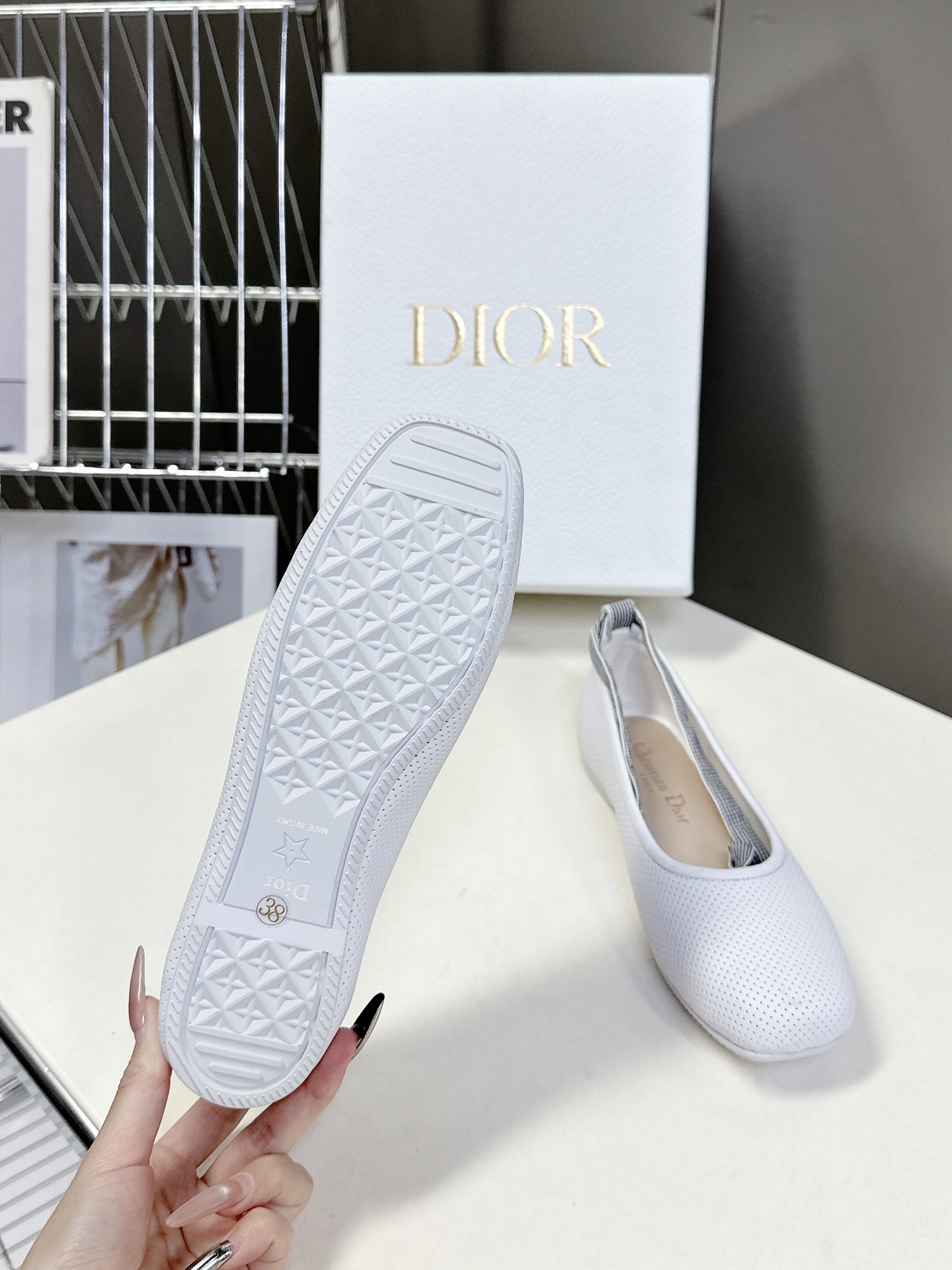  Dior迪奥最新秀款时装鞋
时尚优雅，饰以条状CD 织带 尖头设计相得益彰，可为本季的各式造型增添高雅