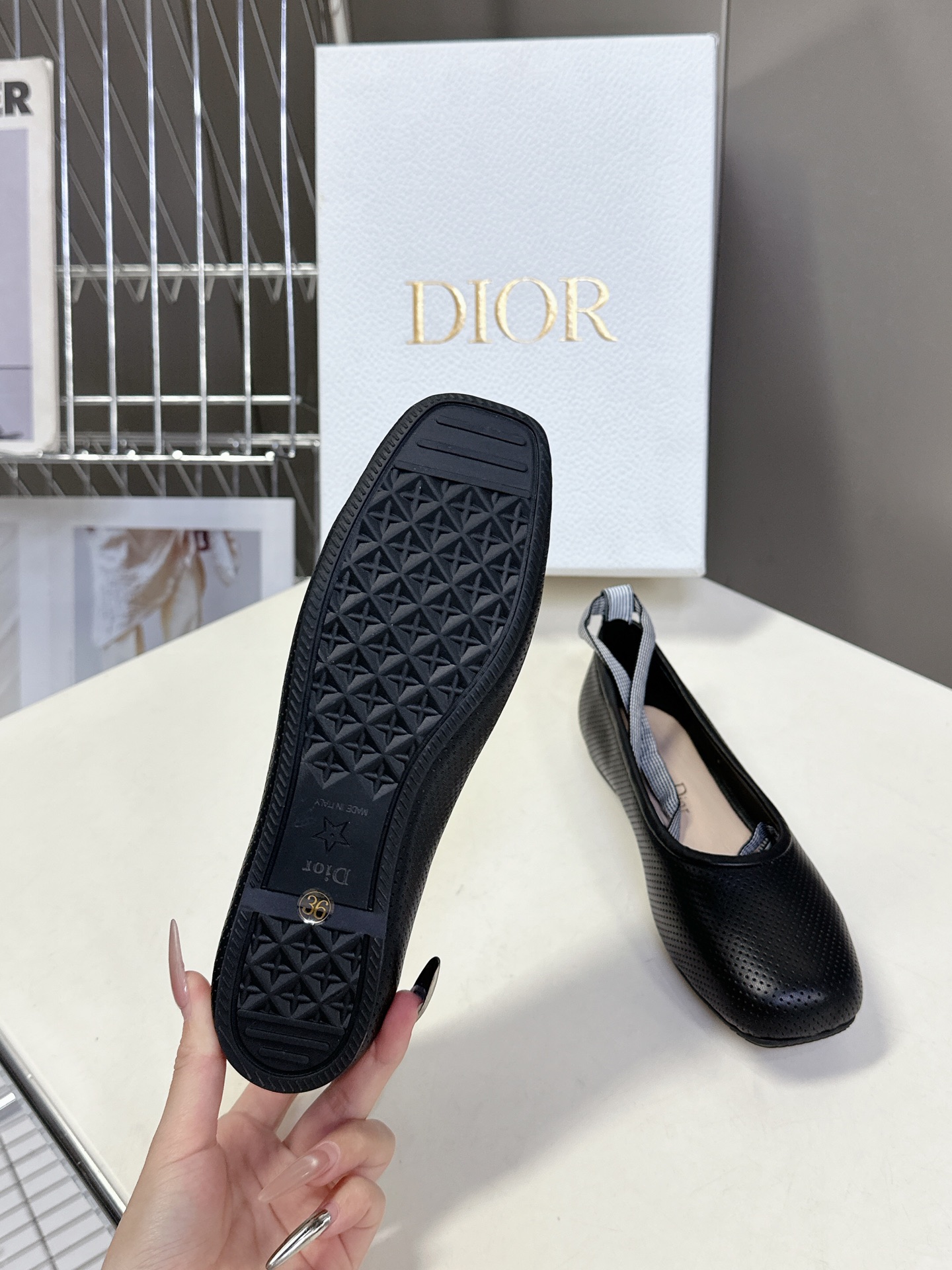  Dior迪奥最新秀款时装鞋
时尚优雅，饰以条状CD 织带 尖头设计相得益彰，可为本季的各式造型增添高雅