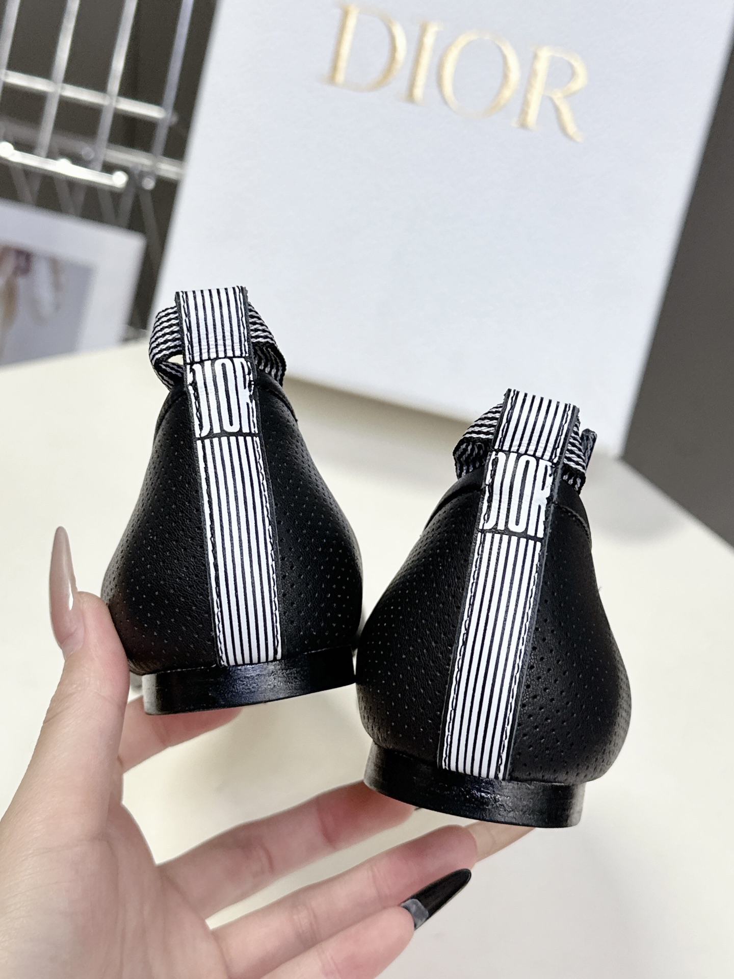  Dior迪奥最新秀款时装鞋
时尚优雅，饰以条状CD 织带 尖头设计相得益彰，可为本季的各式造型增添高雅
