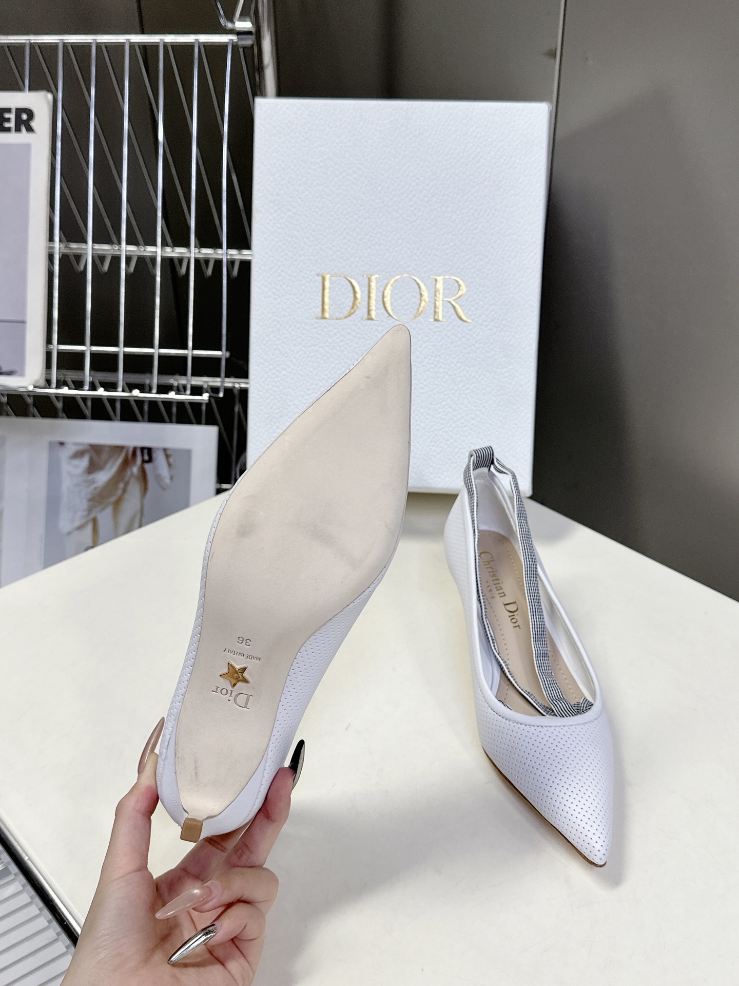  Dior迪奥最新秀款时装鞋
时尚优雅，饰以条状CD 织带 尖头设计相得益彰，可为本季的各式造型增添高雅