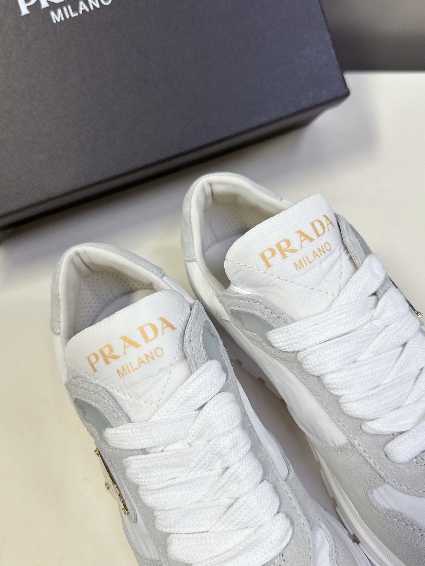  Prada普拉达春夏新款三角标运动鞋
高丝光和进口透气布拼接撞色，细节感跟好 三角标点缀，简单高级！关