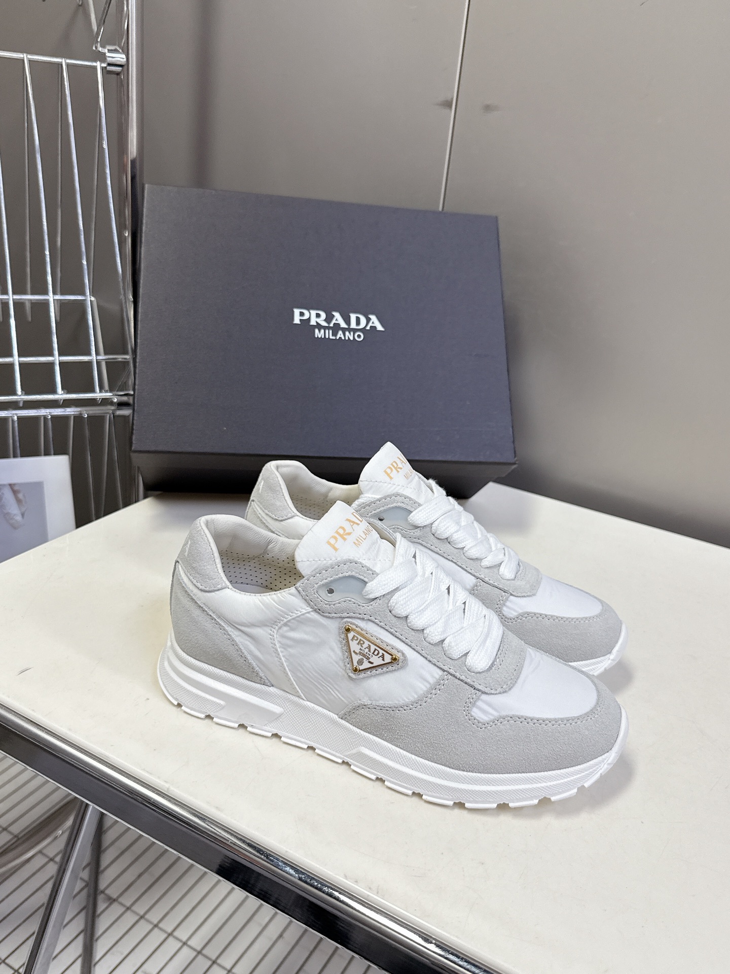 Prada普拉达春夏新款三角标运动鞋
高丝光和进口透气布拼接撞色，细节感跟好 三角标点缀，简单高级！关