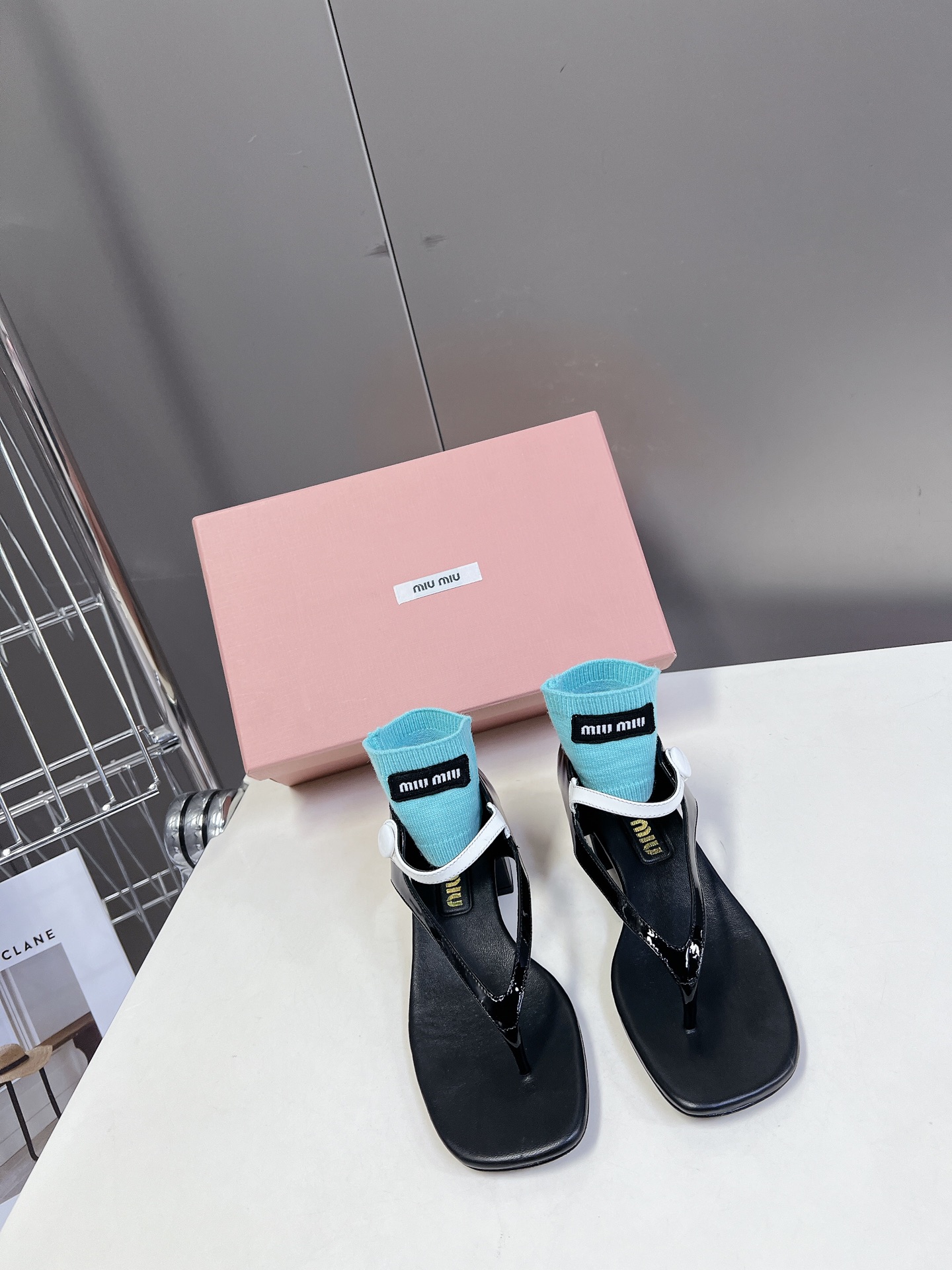  MIUMIU缪缪春夏秀款时装鞋 真的好仙好美，小圆头设计风格，时尚简约，增高又百搭，上脚超好看，～实物