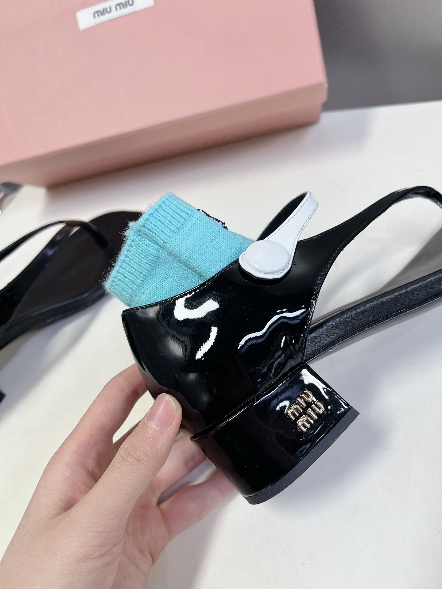  MIUMIU缪缪春夏秀款时装鞋 真的好仙好美，小圆头设计风格，时尚简约，增高又百搭，上脚超好看，～实物