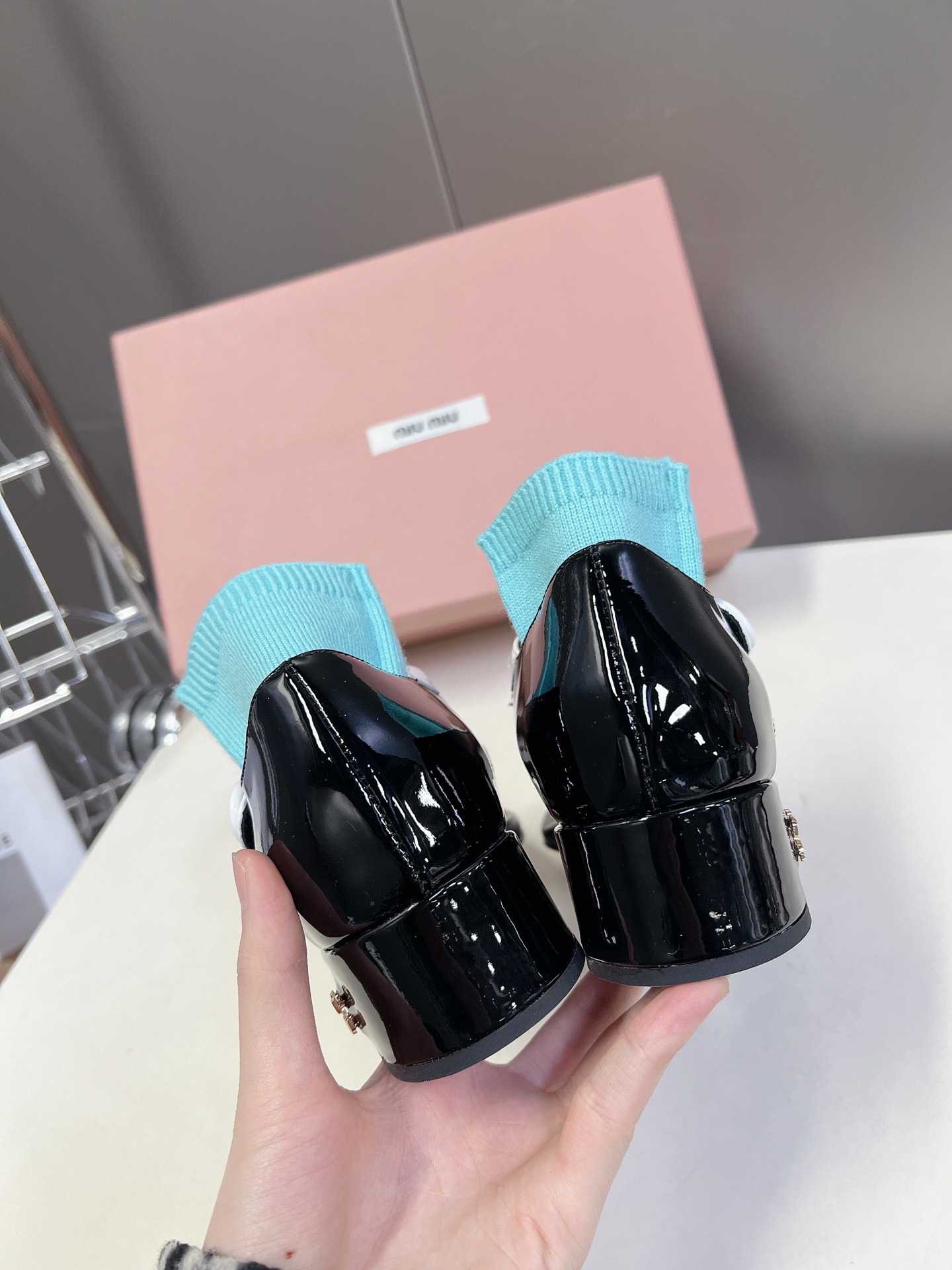  MIUMIU缪缪春夏秀款时装鞋 真的好仙好美，小圆头设计风格，时尚简约，增高又百搭，上脚超好看，～实物