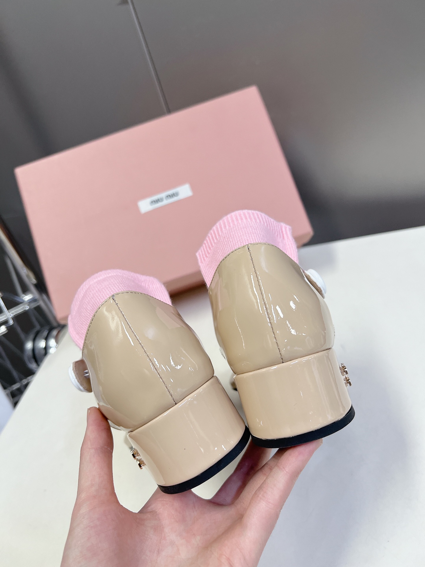  MIUMIU缪缪春夏秀款时装鞋 真的好仙好美，小圆头设计风格，时尚简约，增高又百搭，上脚超好看，～实物