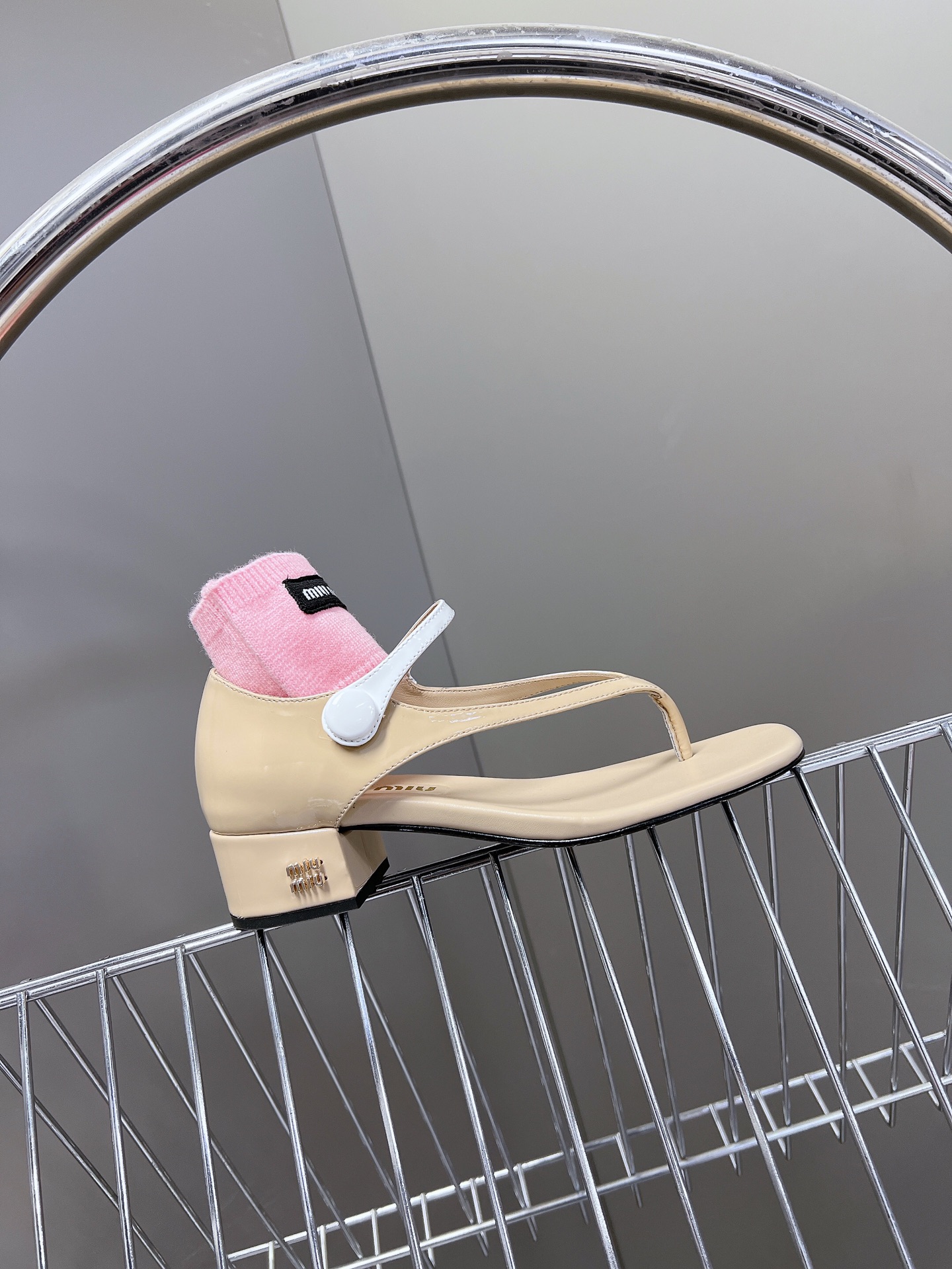  MIUMIU缪缪春夏秀款时装鞋 真的好仙好美，小圆头设计风格，时尚简约，增高又百搭，上脚超好看，～实物