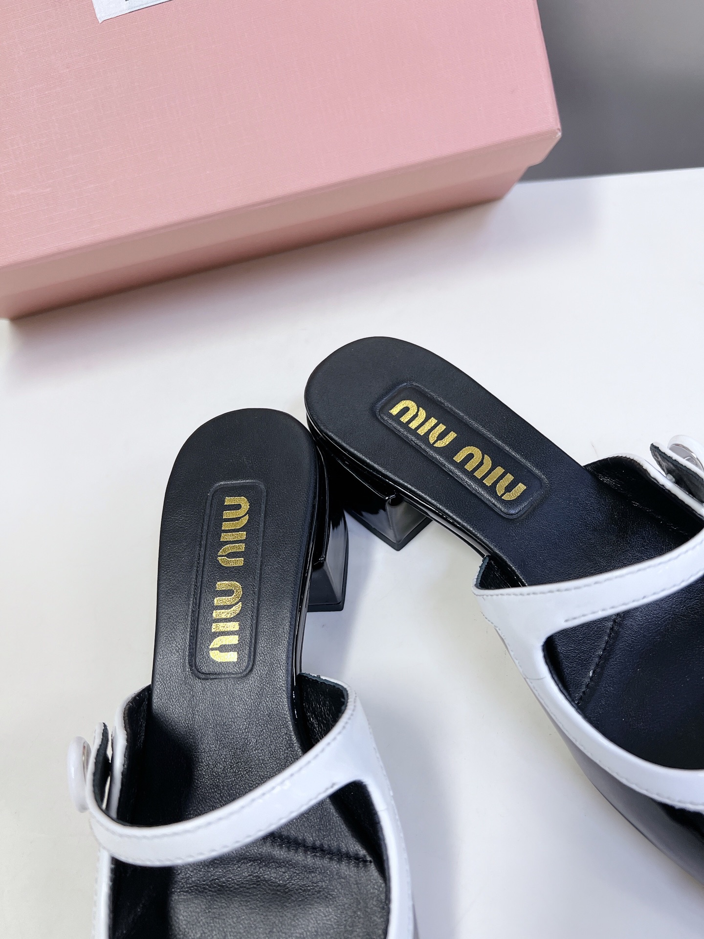  MIUMIU缪缪春夏秀款时装鞋 真的好仙好美，小圆头设计风格，时尚简约，增高又百搭，上脚超好看，～实物