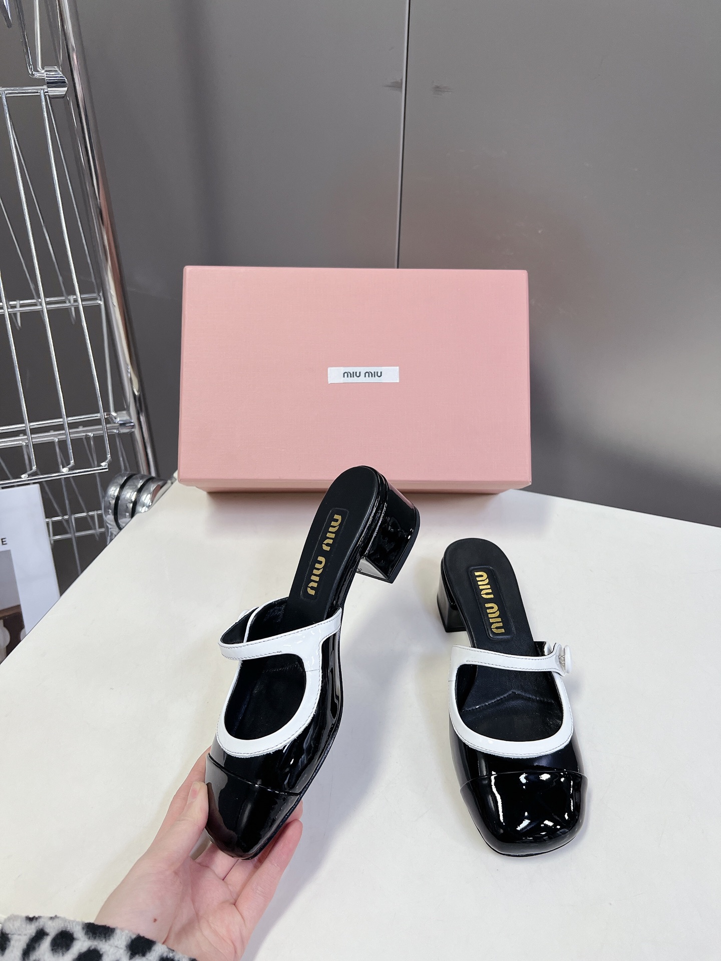  MIUMIU缪缪春夏秀款时装鞋 真的好仙好美，小圆头设计风格，时尚简约，增高又百搭，上脚超好看，～实物