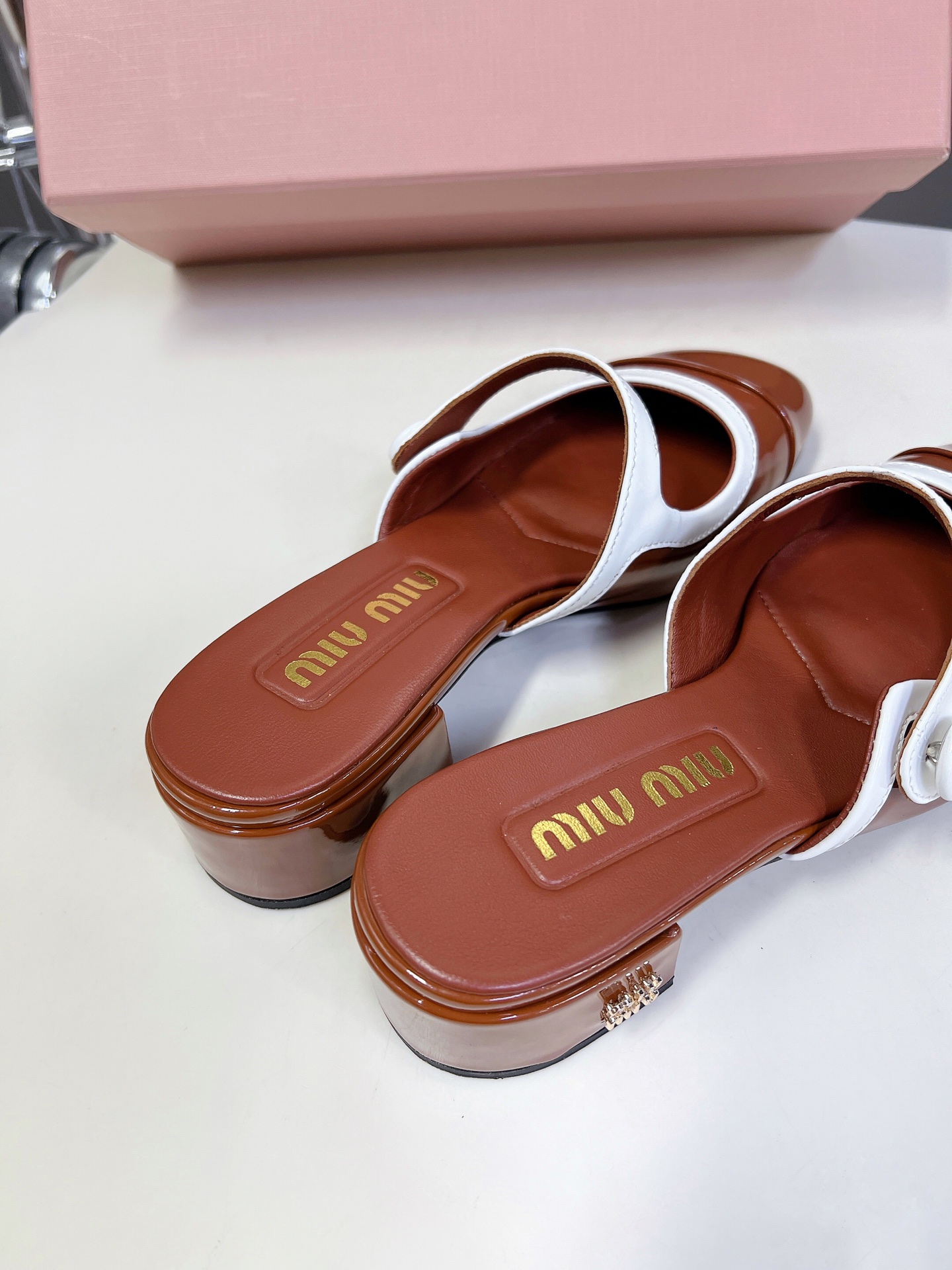  MIUMIU缪缪春夏秀款时装鞋 真的好仙好美，小圆头设计风格，时尚简约，增高又百搭，上脚超好看，～实物