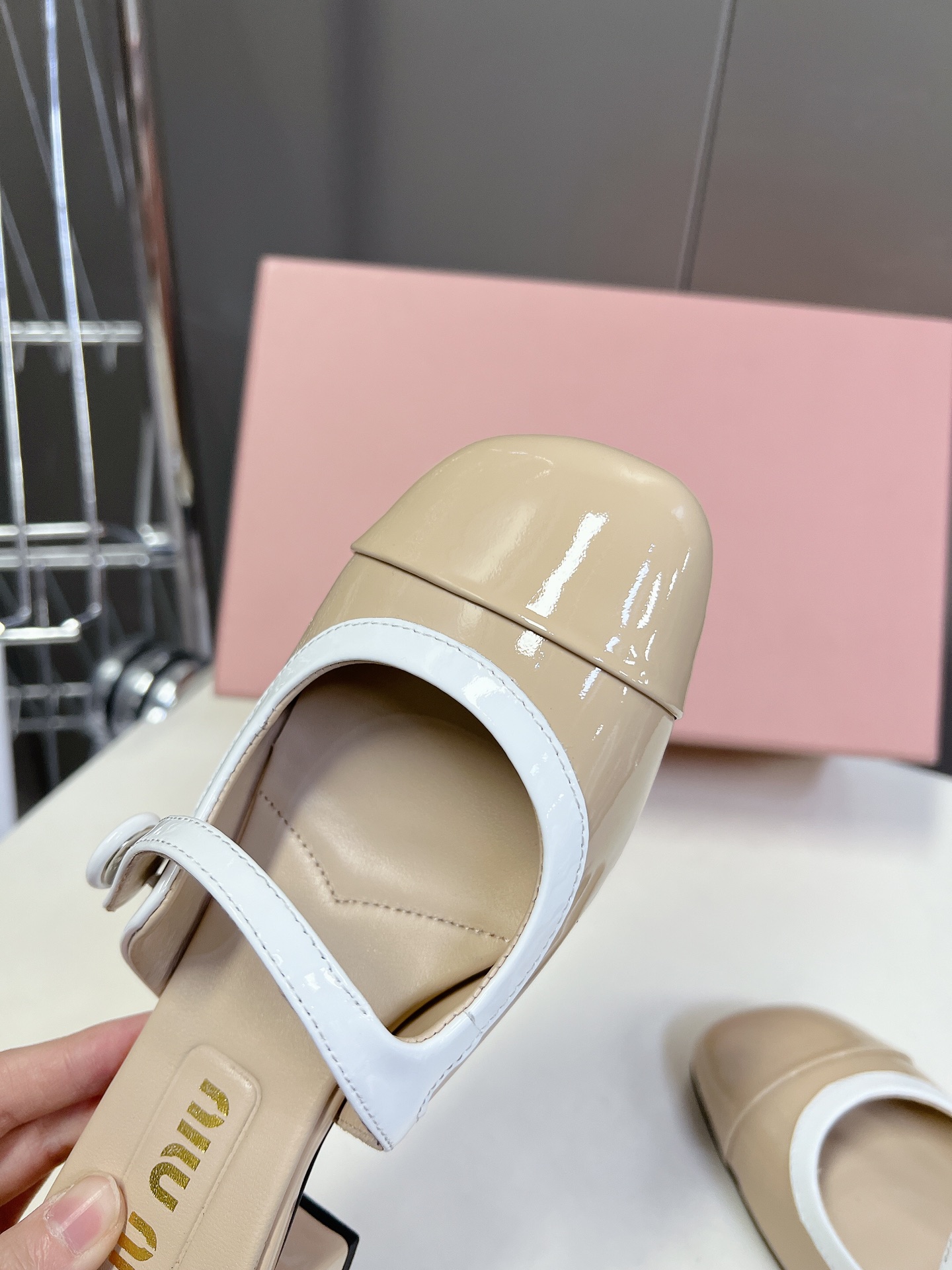  MIUMIU缪缪春夏秀款时装鞋 真的好仙好美，小圆头设计风格，时尚简约，增高又百搭，上脚超好看，～实物
