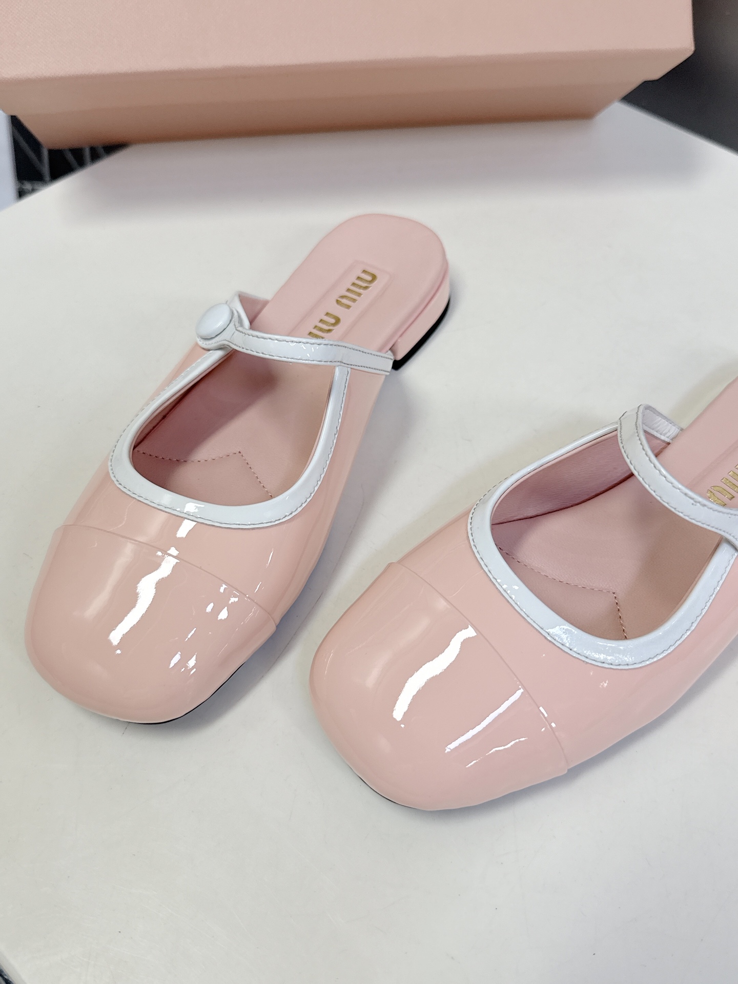  MIUMIU缪缪春夏秀款时装鞋 真的好仙好美，小圆头设计风格，时尚简约，增高又百搭，上脚超好看，～实物