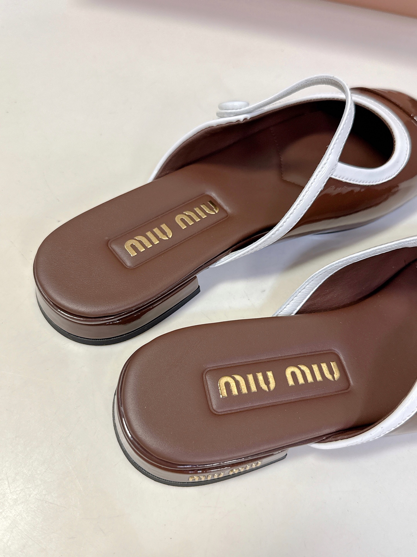  MIUMIU缪缪春夏秀款时装鞋 真的好仙好美，小圆头设计风格，时尚简约，增高又百搭，上脚超好看，～实物