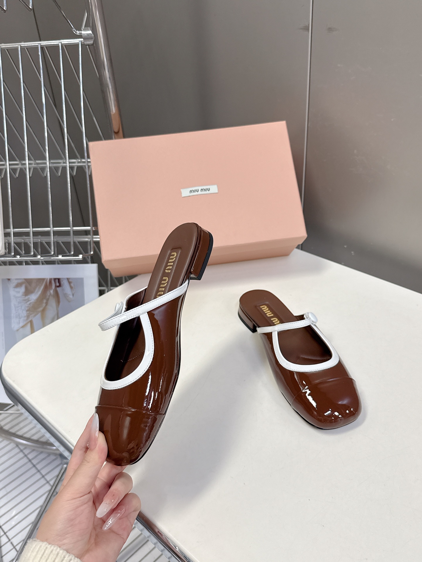  MIUMIU缪缪春夏秀款时装鞋 真的好仙好美，小圆头设计风格，时尚简约，增高又百搭，上脚超好看，～实物