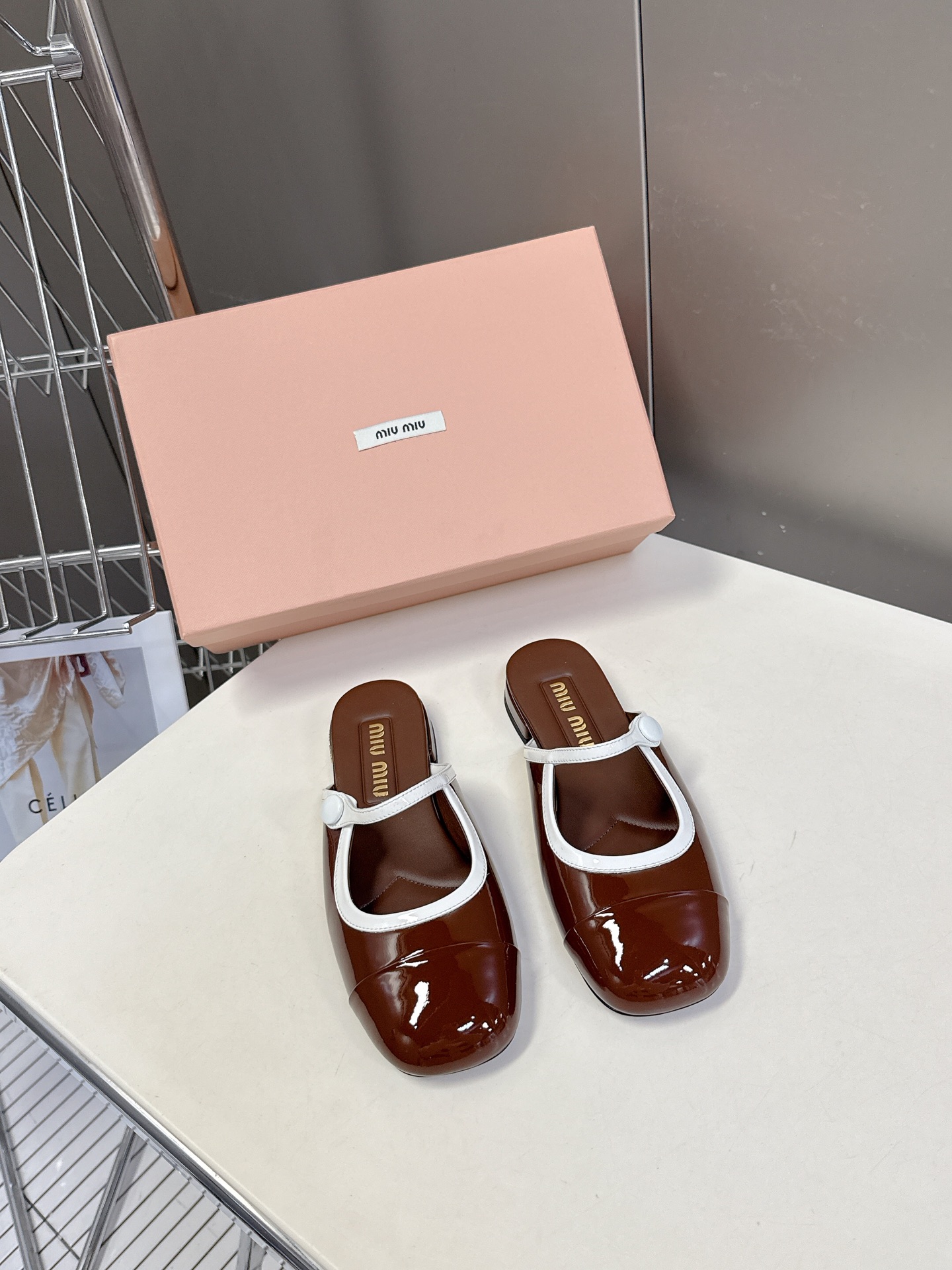  MIUMIU缪缪春夏秀款时装鞋 真的好仙好美，小圆头设计风格，时尚简约，增高又百搭，上脚超好看，～实物