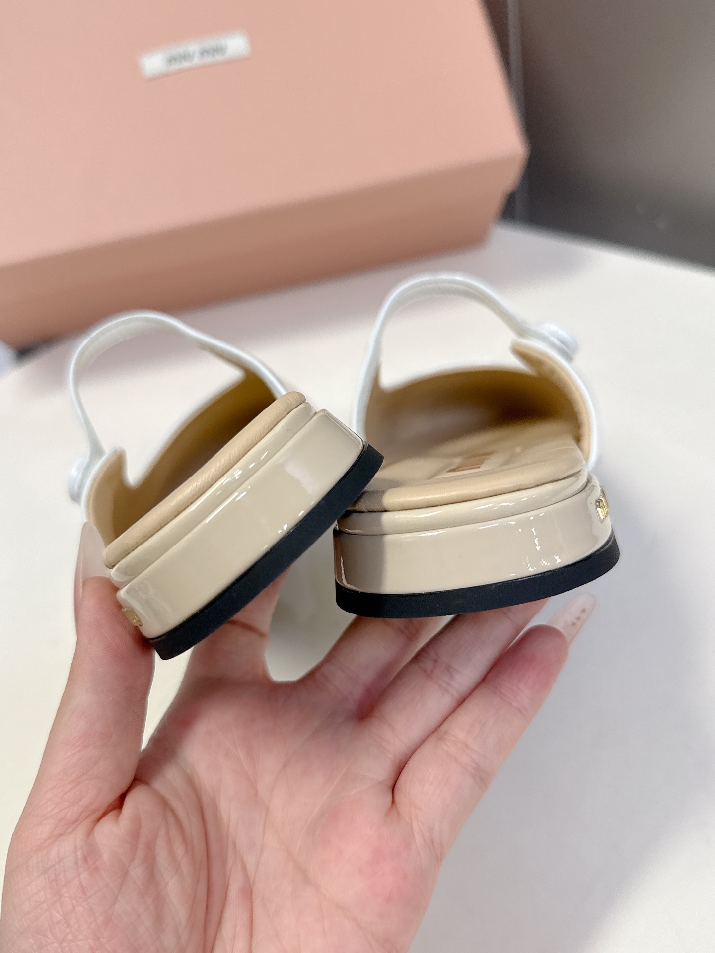  MIUMIU缪缪春夏秀款时装鞋 真的好仙好美，小圆头设计风格，时尚简约，增高又百搭，上脚超好看，～实物