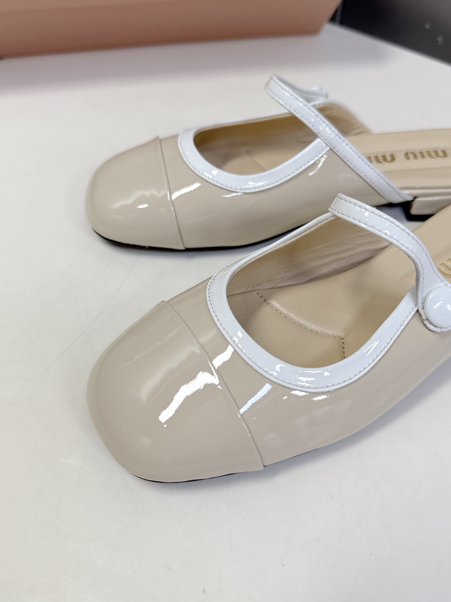  MIUMIU缪缪春夏秀款时装鞋 真的好仙好美，小圆头设计风格，时尚简约，增高又百搭，上脚超好看，～实物