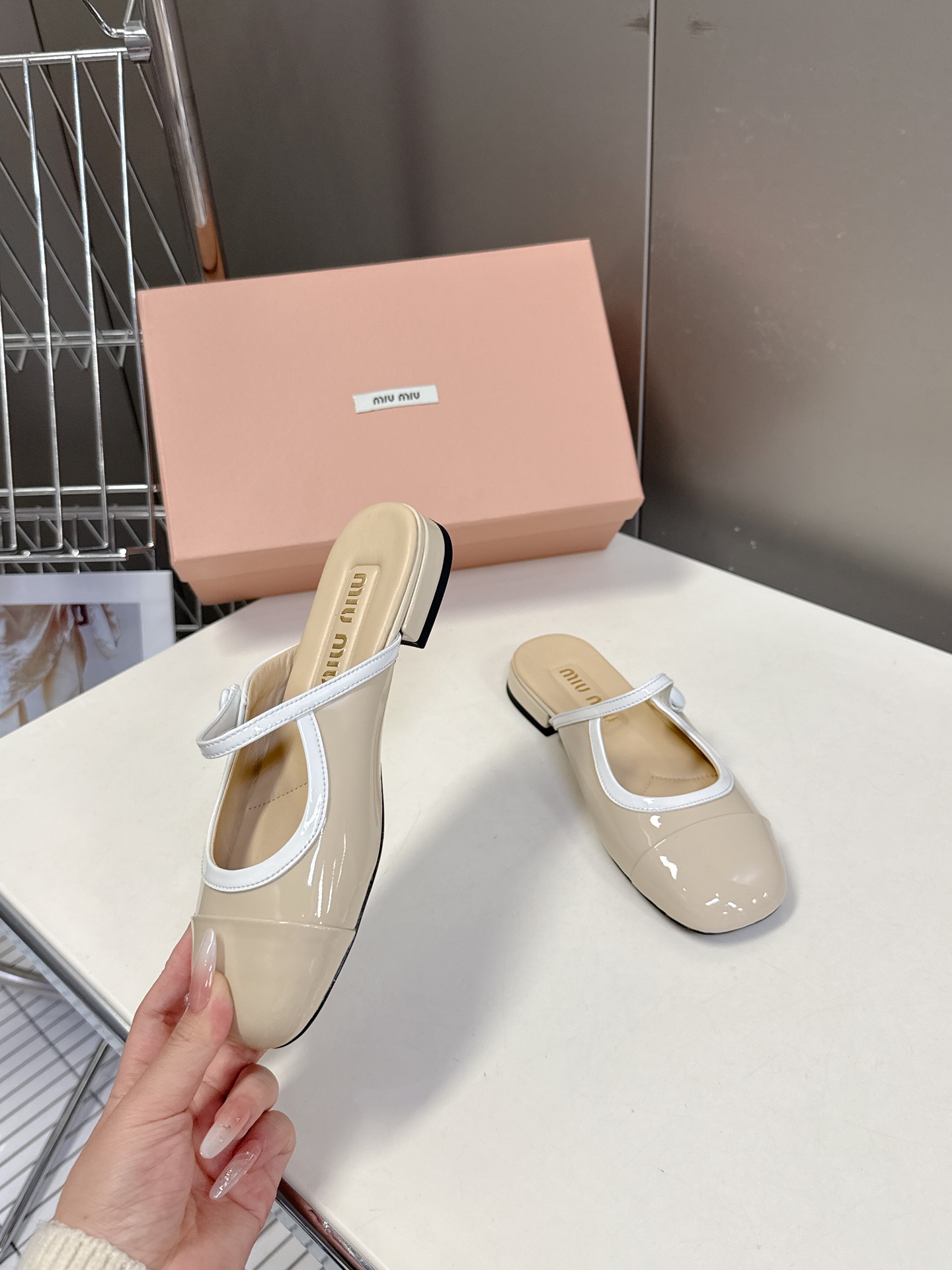  MIUMIU缪缪春夏秀款时装鞋 真的好仙好美，小圆头设计风格，时尚简约，增高又百搭，上脚超好看，～实物