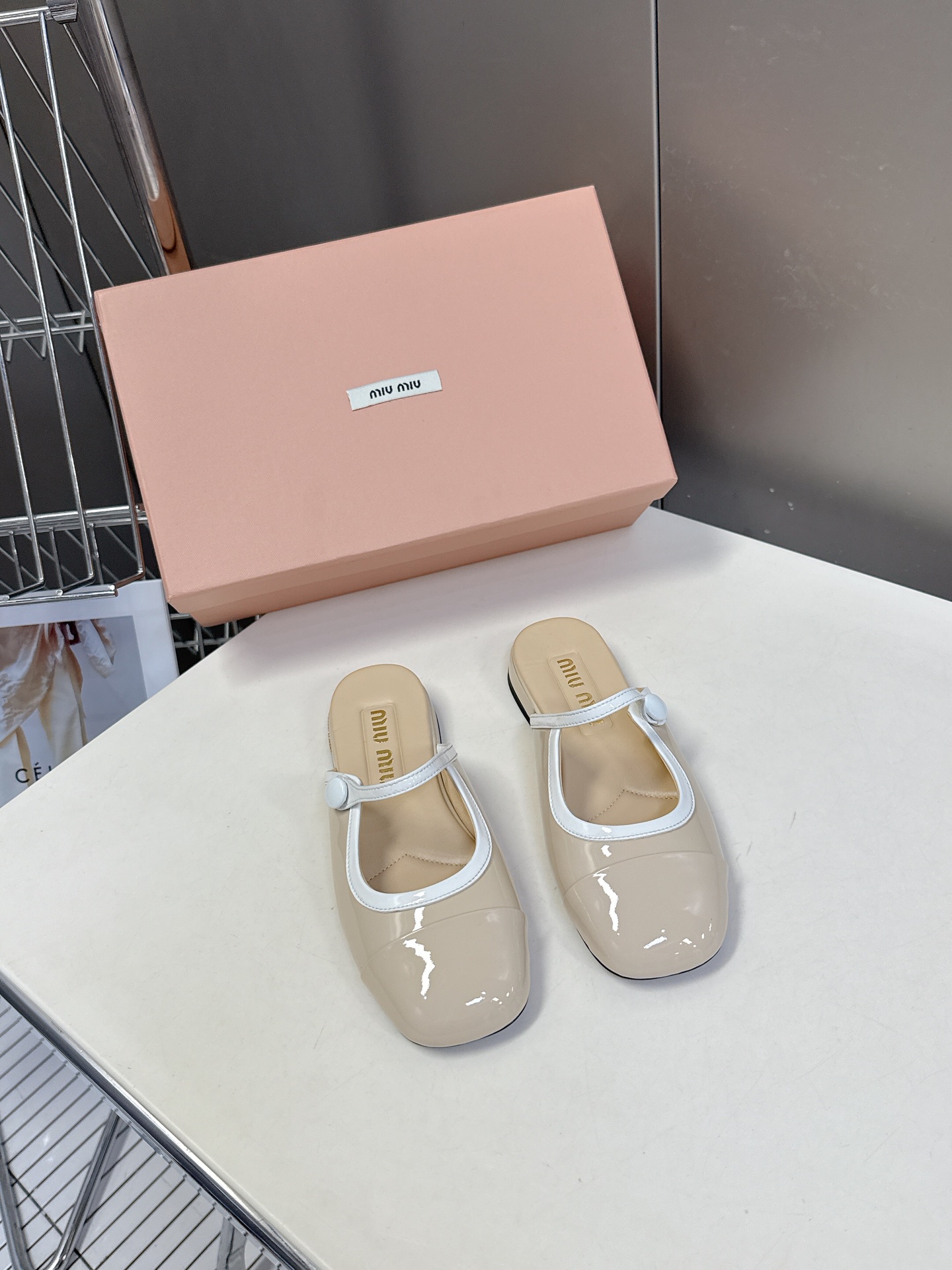  MIUMIU缪缪春夏秀款时装鞋 真的好仙好美，小圆头设计风格，时尚简约，增高又百搭，上脚超好看，～实物