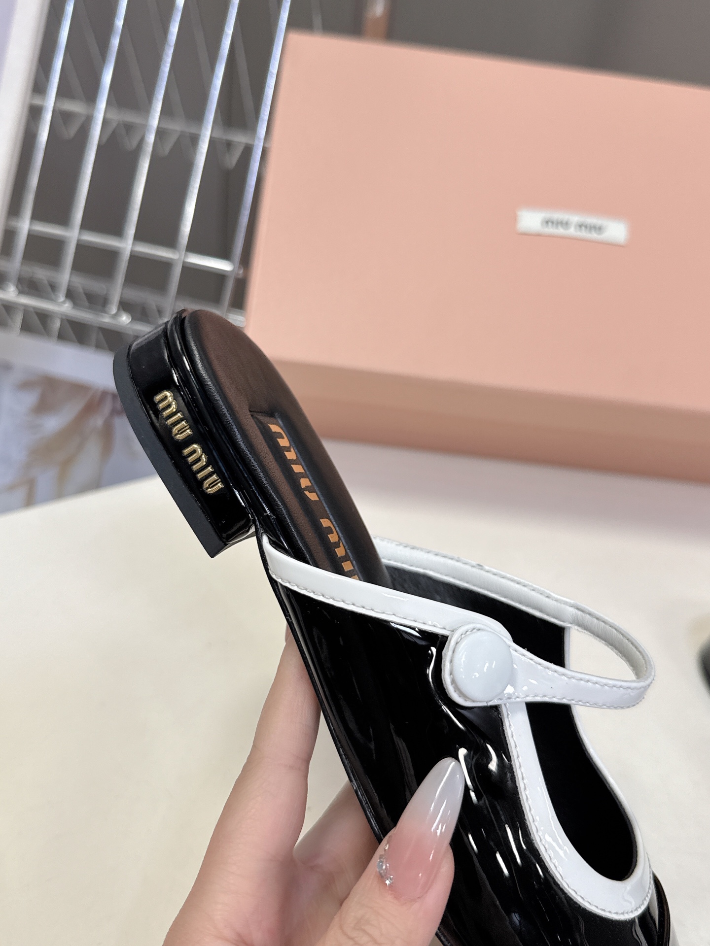  MIUMIU缪缪春夏秀款时装鞋 真的好仙好美，小圆头设计风格，时尚简约，增高又百搭，上脚超好看，～实物