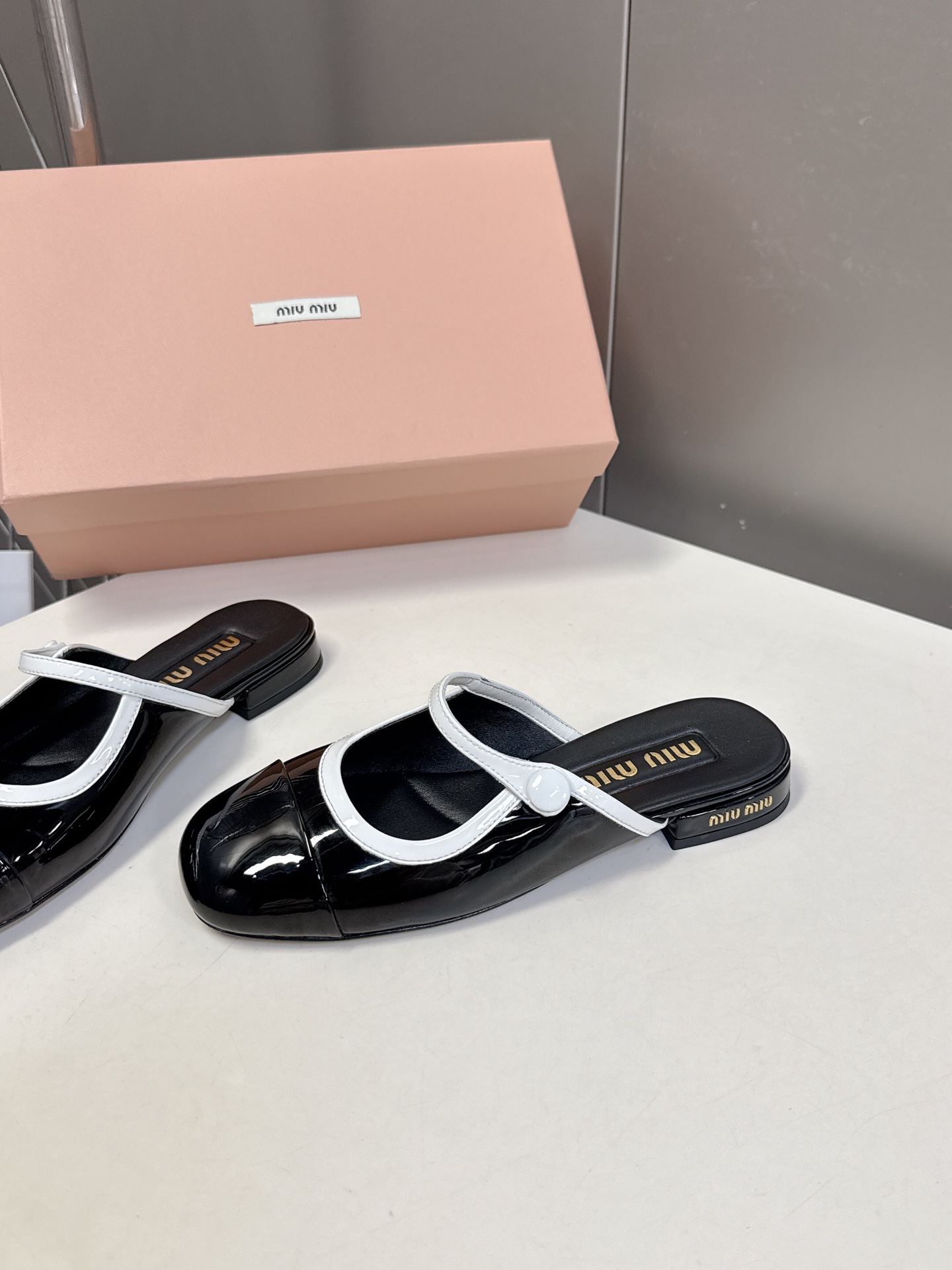 MIUMIU缪缪春夏秀款时装鞋 真的好仙好美，小圆头设计风格，时尚简约，增高又百搭，上脚超好看，～实物