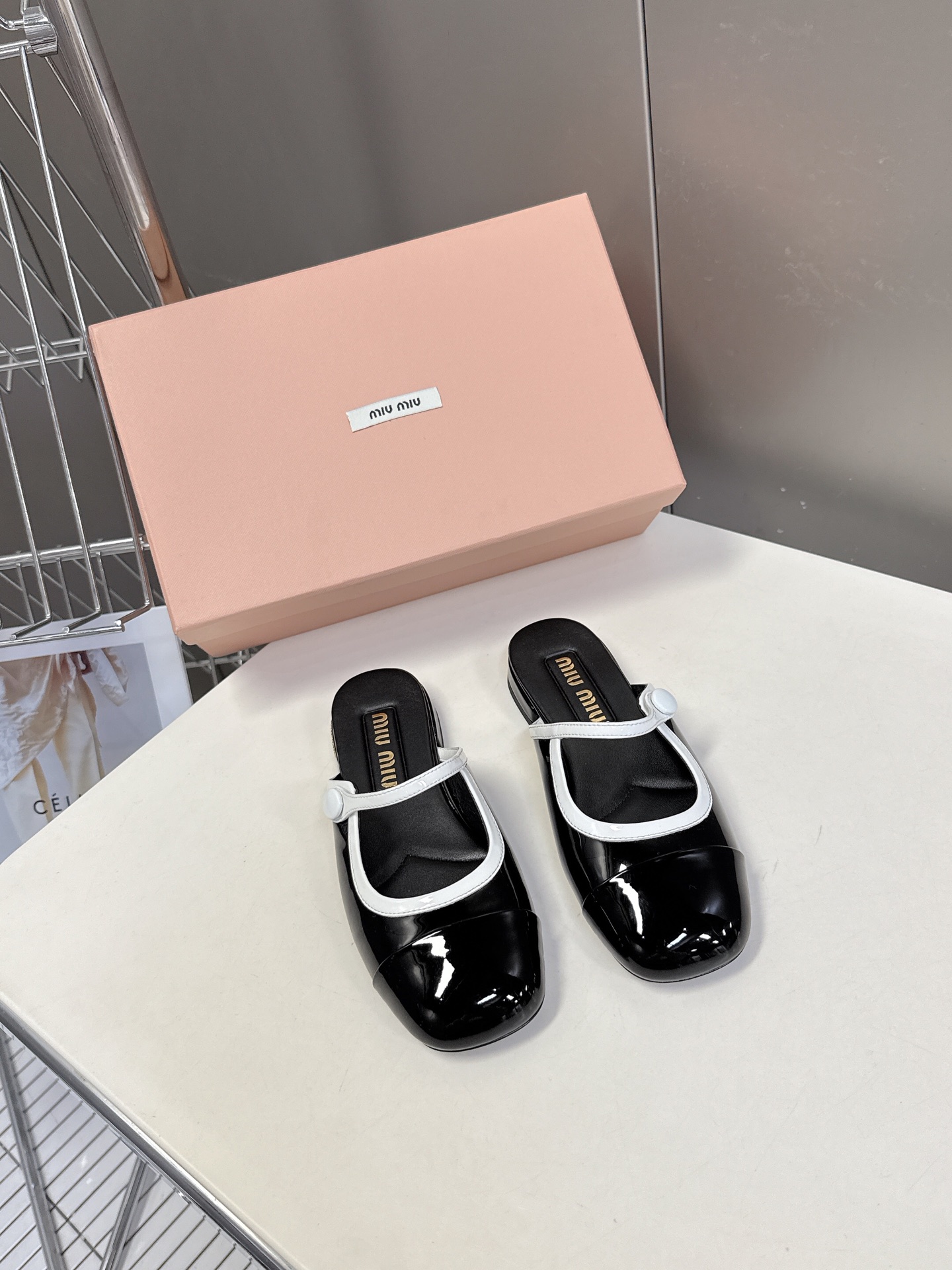  MIUMIU缪缪春夏秀款时装鞋 真的好仙好美，小圆头设计风格，时尚简约，增高又百搭，上脚超好看，～实物