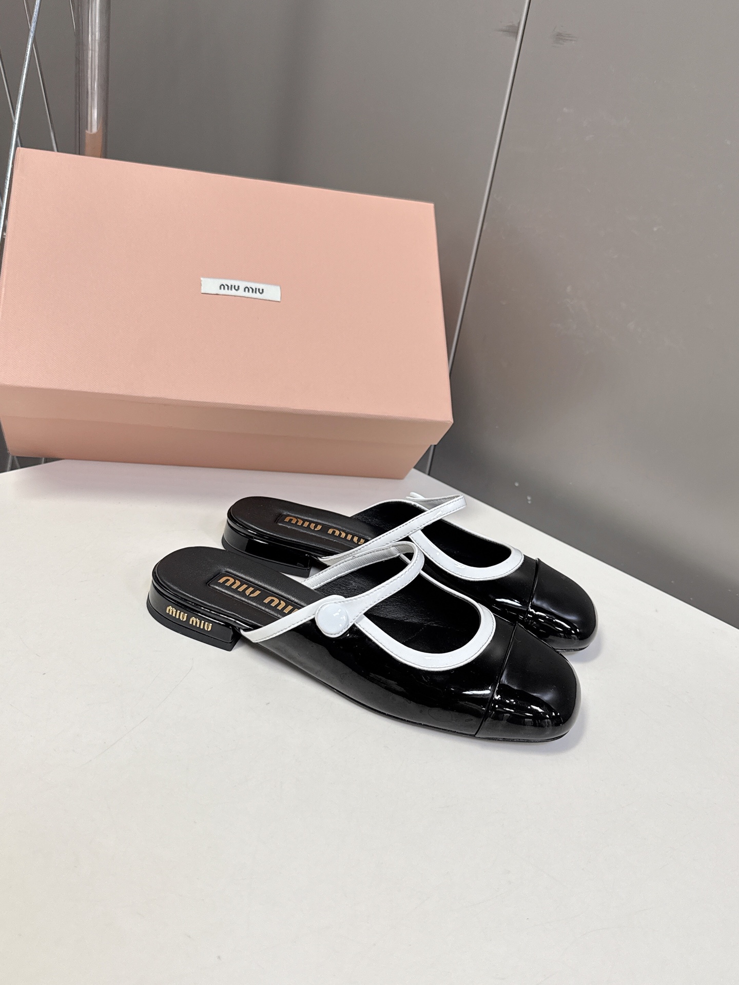  MIUMIU缪缪春夏秀款时装鞋 真的好仙好美，小圆头设计风格，时尚简约，增高又百搭，上脚超好看，～实物