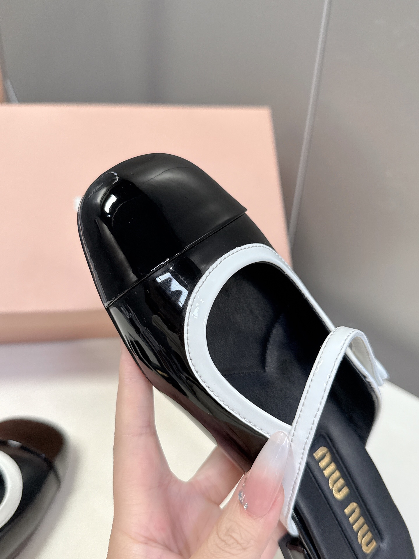  MIUMIU缪缪春夏秀款时装鞋 真的好仙好美，小圆头设计风格，时尚简约，增高又百搭，上脚超好看，～实物