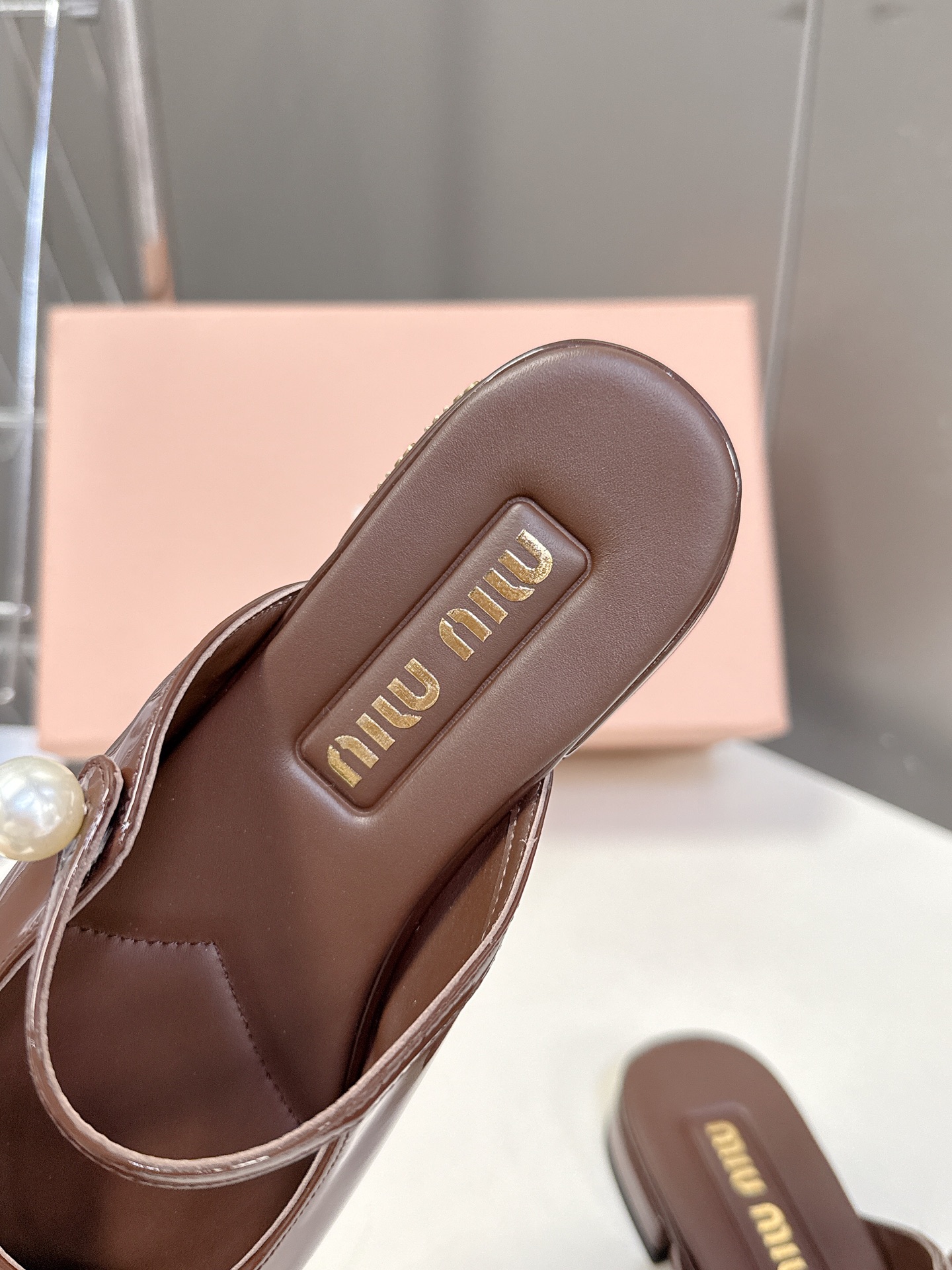  MIUMIU缪缪春夏秀款时装鞋 真的好仙好美，小圆头设计风格，时尚简约，增高又百搭，上脚超好看，～实物