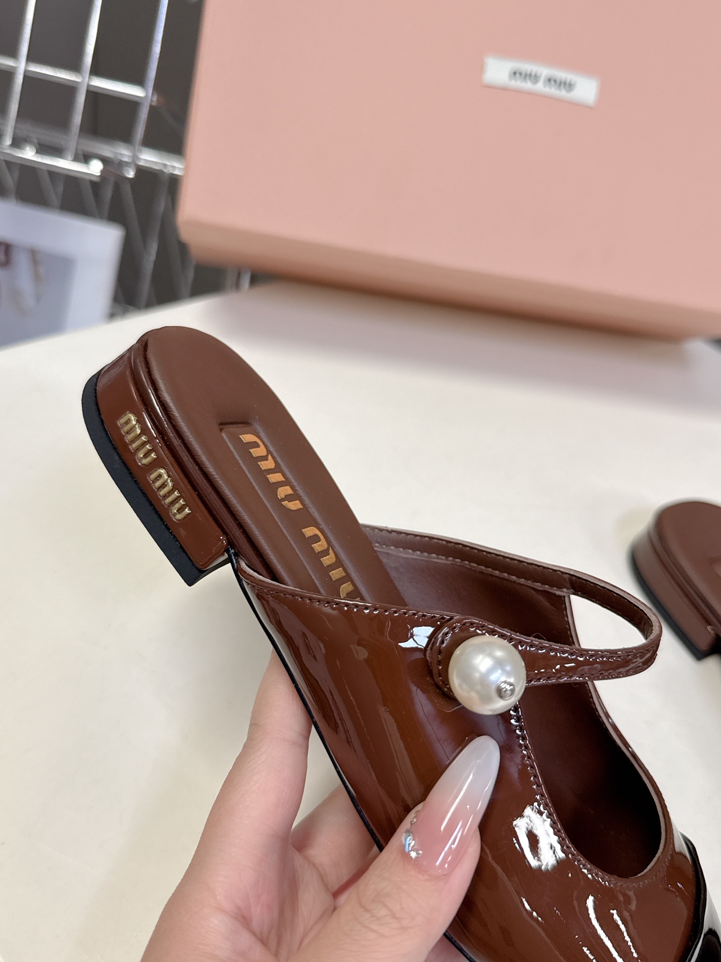  MIUMIU缪缪春夏秀款时装鞋 真的好仙好美，小圆头设计风格，时尚简约，增高又百搭，上脚超好看，～实物