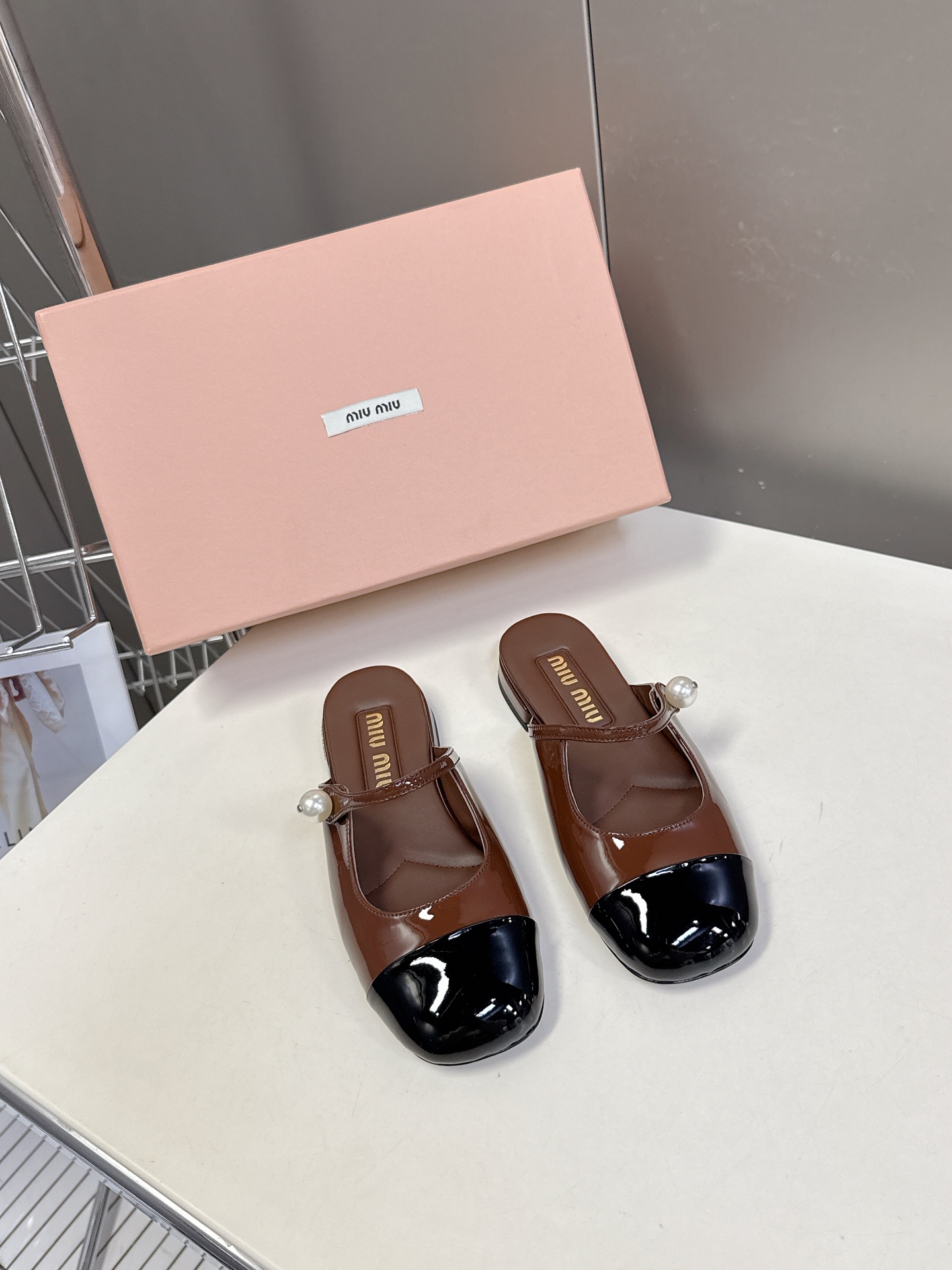  MIUMIU缪缪春夏秀款时装鞋 真的好仙好美，小圆头设计风格，时尚简约，增高又百搭，上脚超好看，～实物