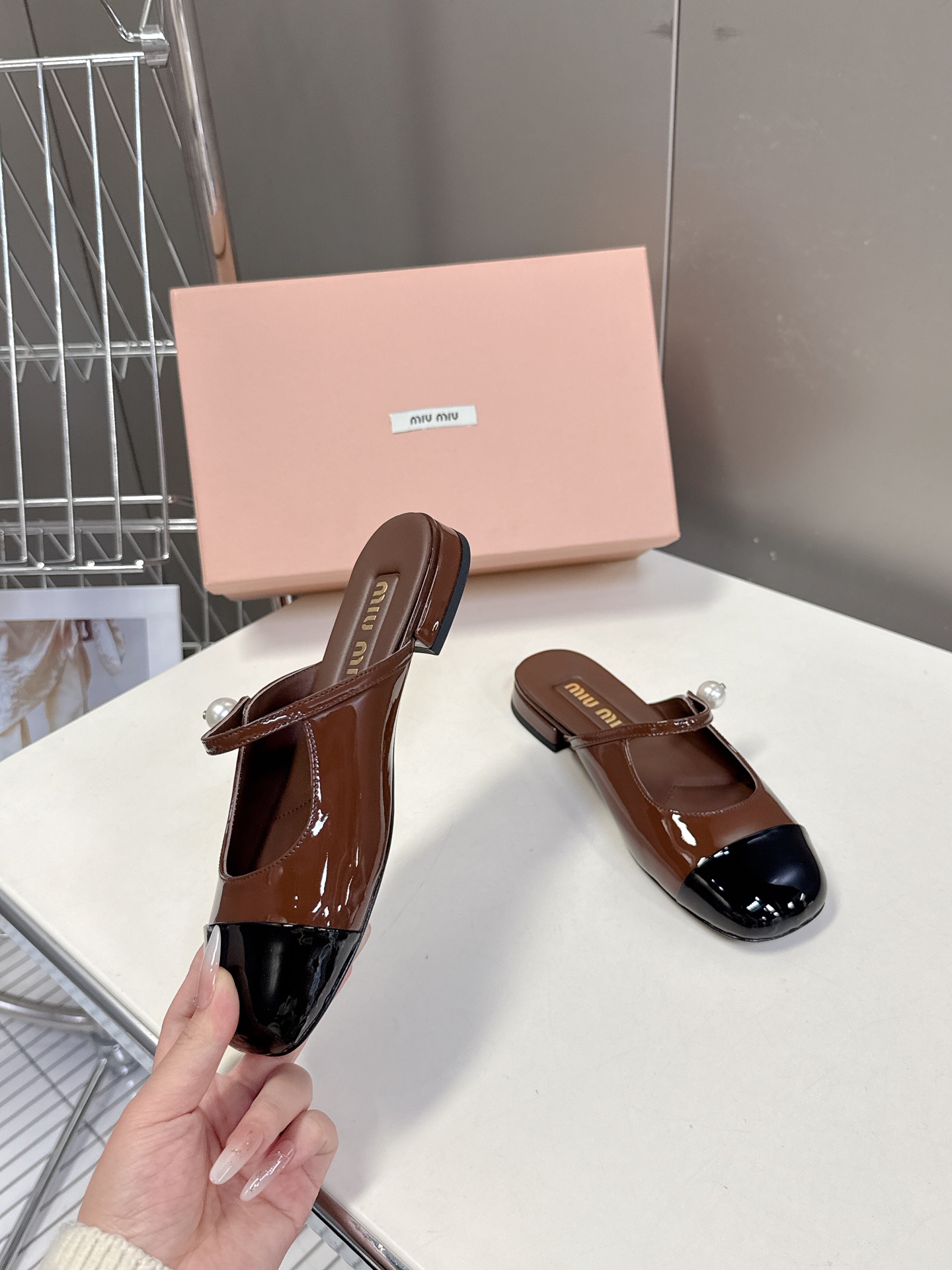  MIUMIU缪缪春夏秀款时装鞋 真的好仙好美，小圆头设计风格，时尚简约，增高又百搭，上脚超好看，～实物