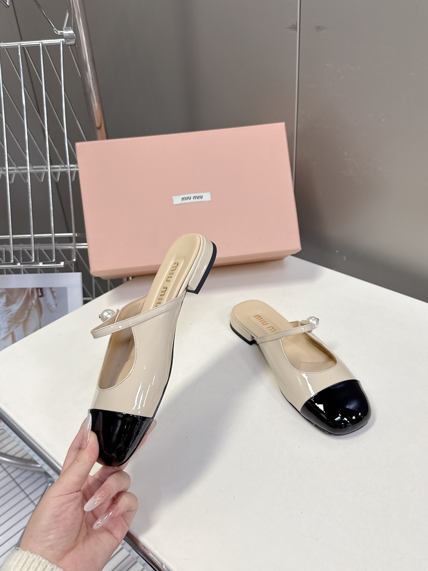  MIUMIU缪缪春夏秀款时装鞋 真的好仙好美，小圆头设计风格，时尚简约，增高又百搭，上脚超好看，～实物