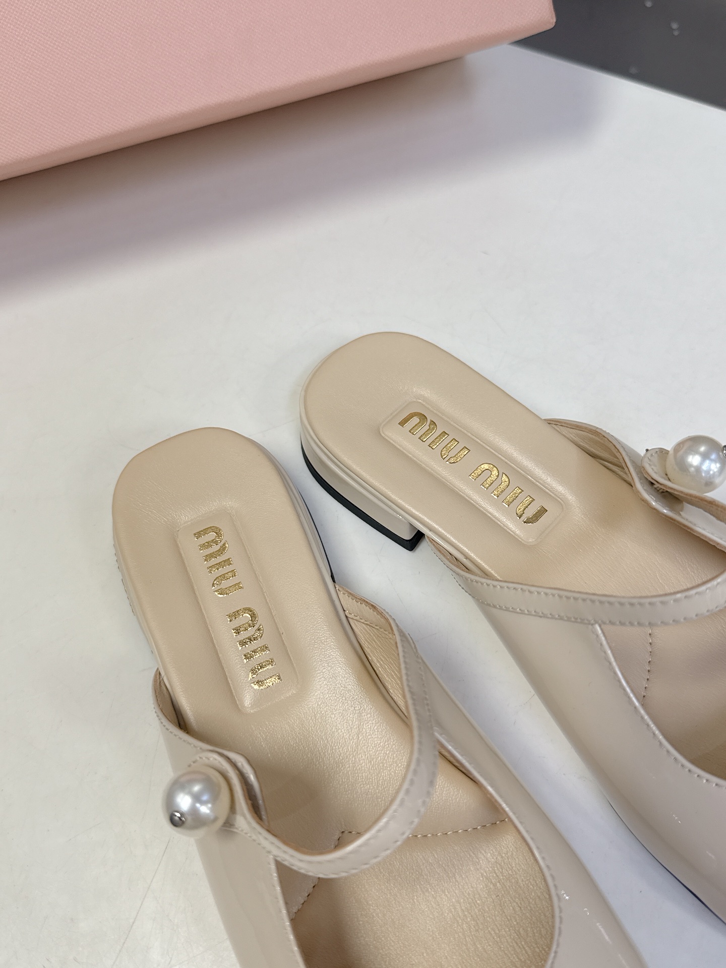  MIUMIU缪缪春夏秀款时装鞋 真的好仙好美，小圆头设计风格，时尚简约，增高又百搭，上脚超好看，～实物