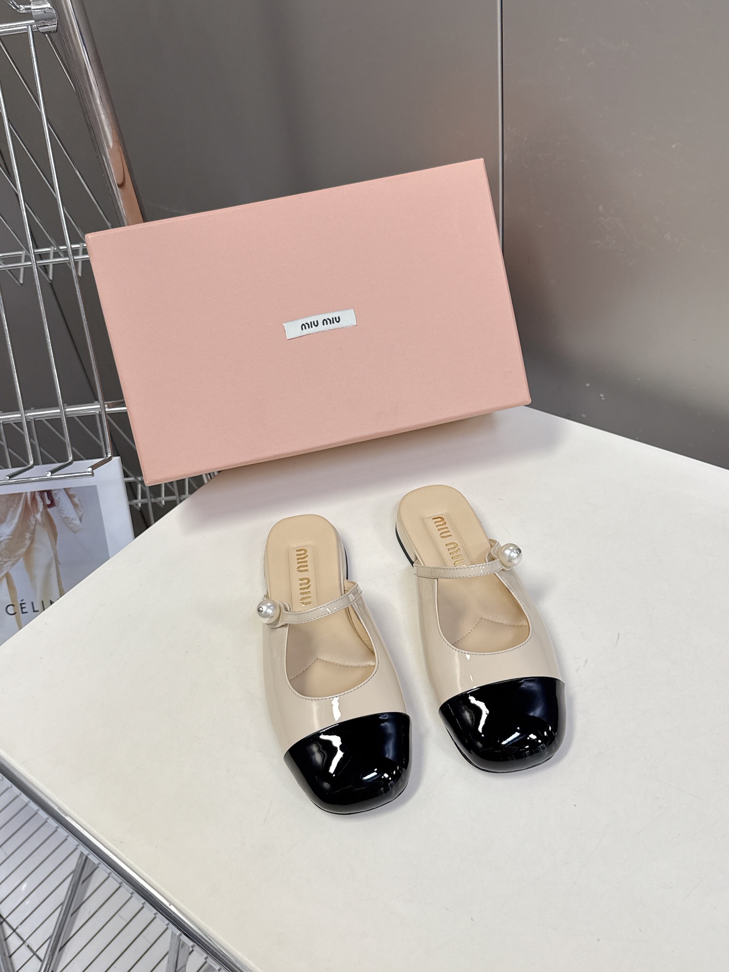  MIUMIU缪缪春夏秀款时装鞋 真的好仙好美，小圆头设计风格，时尚简约，增高又百搭，上脚超好看，～实物