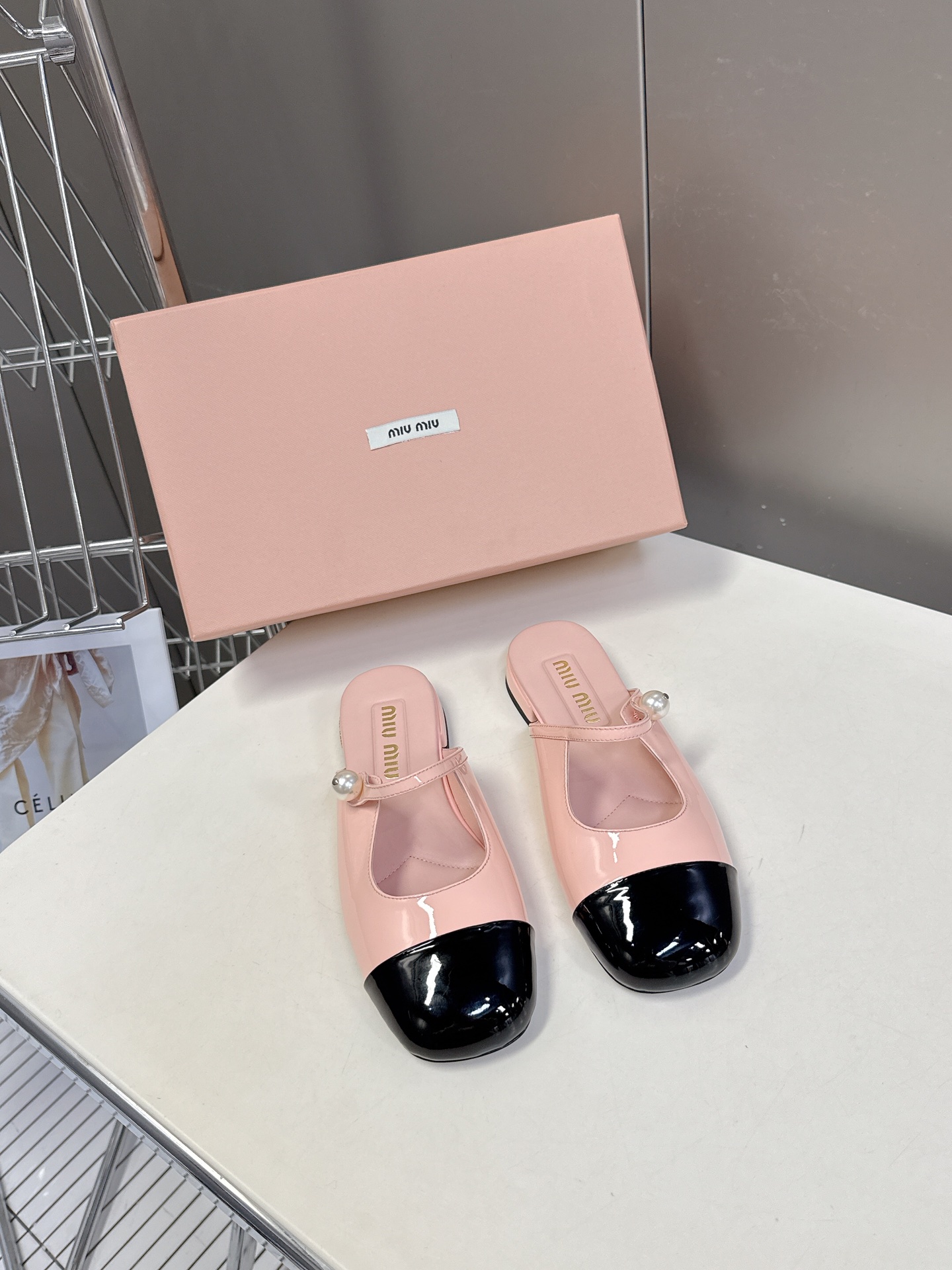  MIUMIU缪缪春夏秀款时装鞋 真的好仙好美，小圆头设计风格，时尚简约，增高又百搭，上脚超好看，～实物