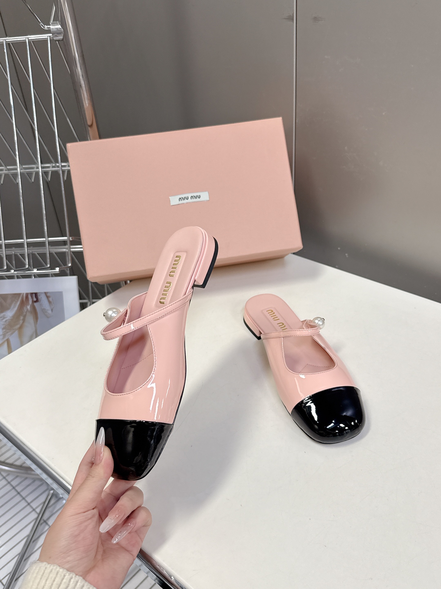  MIUMIU缪缪春夏秀款时装鞋 真的好仙好美，小圆头设计风格，时尚简约，增高又百搭，上脚超好看，～实物