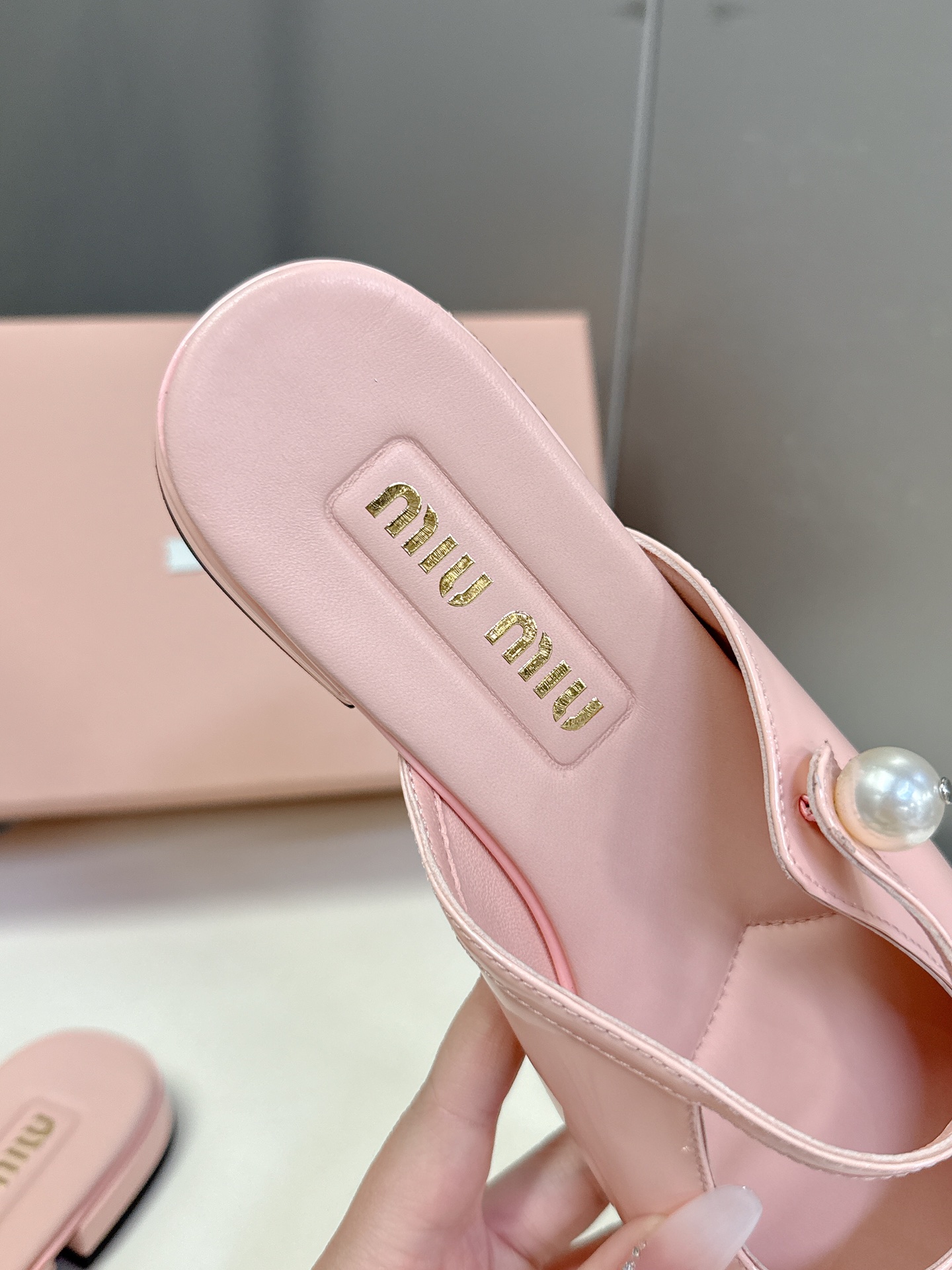  MIUMIU缪缪春夏秀款时装鞋 真的好仙好美，小圆头设计风格，时尚简约，增高又百搭，上脚超好看，～实物
