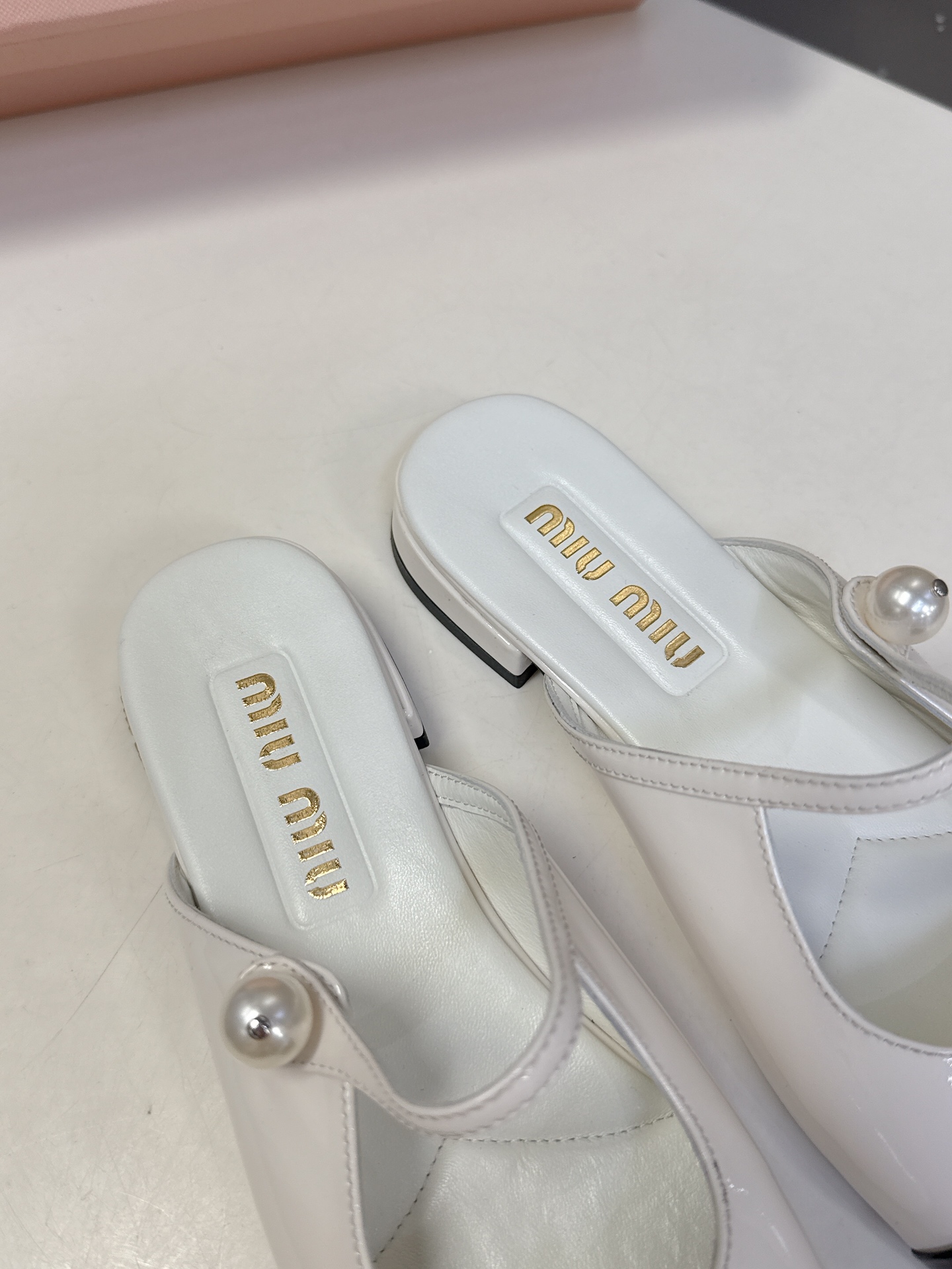  MIUMIU缪缪春夏秀款时装鞋 真的好仙好美，小圆头设计风格，时尚简约，增高又百搭，上脚超好看，～实物
