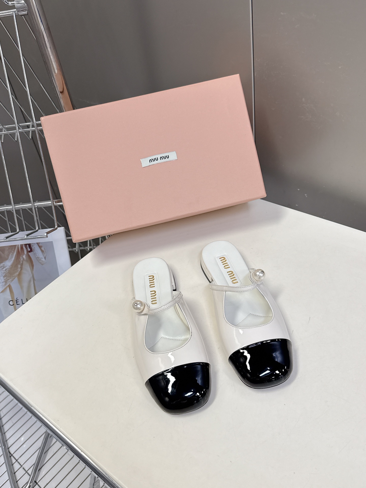  MIUMIU缪缪春夏秀款时装鞋 真的好仙好美，小圆头设计风格，时尚简约，增高又百搭，上脚超好看，～实物