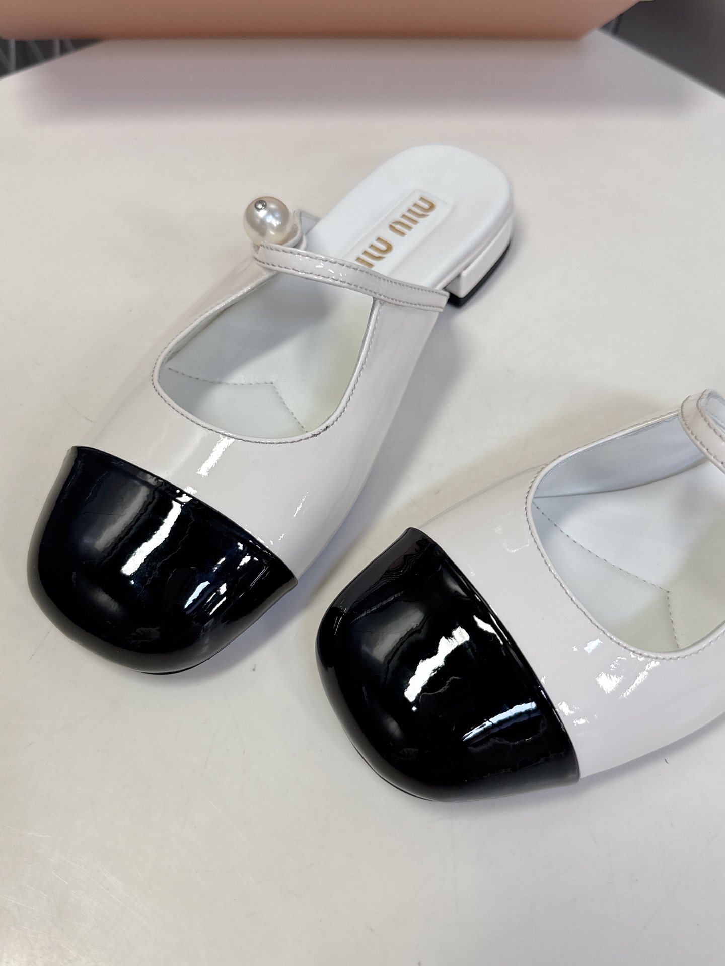  MIUMIU缪缪春夏秀款时装鞋 真的好仙好美，小圆头设计风格，时尚简约，增高又百搭，上脚超好看，～实物