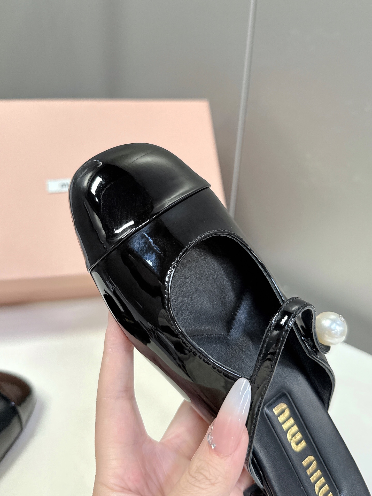  MIUMIU缪缪春夏秀款时装鞋 真的好仙好美，小圆头设计风格，时尚简约，增高又百搭，上脚超好看，～实物