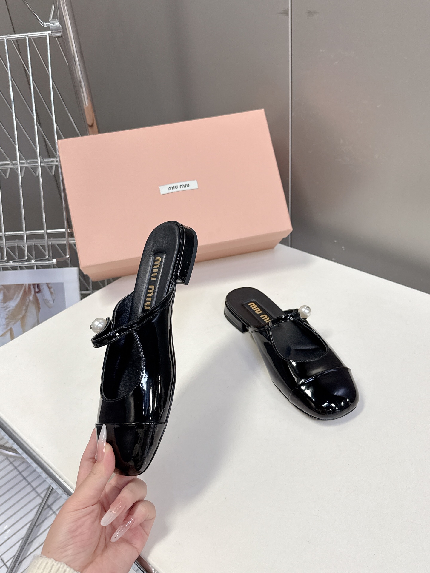  MIUMIU缪缪春夏秀款时装鞋 真的好仙好美，小圆头设计风格，时尚简约，增高又百搭，上脚超好看，～实物