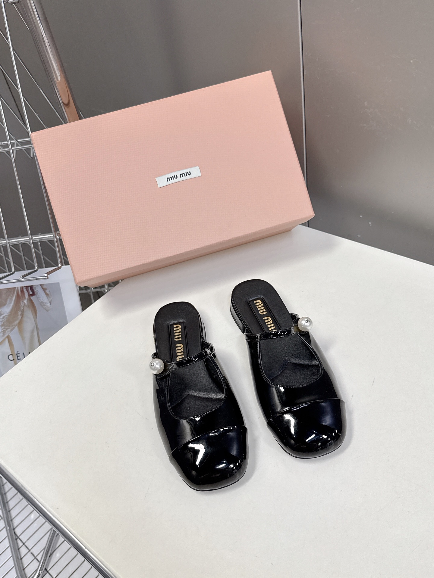  MIUMIU缪缪春夏秀款时装鞋 真的好仙好美，小圆头设计风格，时尚简约，增高又百搭，上脚超好看，～实物